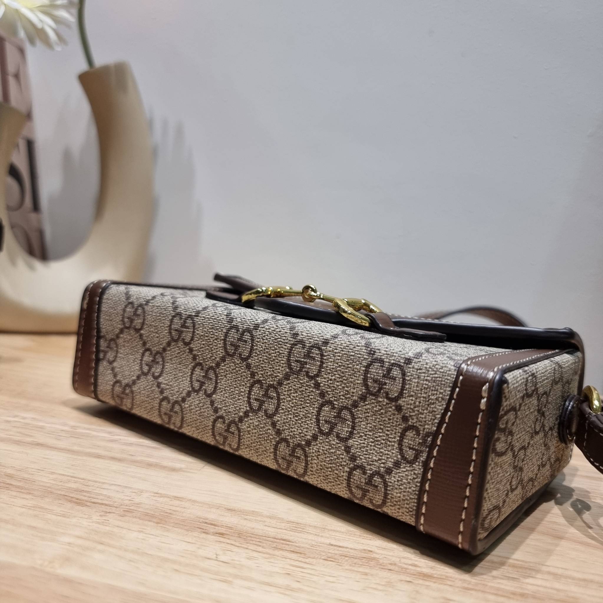 Set 3 ชิ้น Gucci Horsebit 1955 Mini Bag / GG crossbody horizon mini bag box set ชวนสะสม ใครมองหาของขวัญอยู่ เซ็ทนี้จัดว่าเลิศมาก! กับการจับเอารุ่นยอดฮิต มามิกซ์รวมกับไอเท็มสุดคุ้มของมันต้องมี!! จัดเรียงให้อยู่ในกล่อง box set ลิมิเต็ด ที่มีทั้งแว่นตา gentl