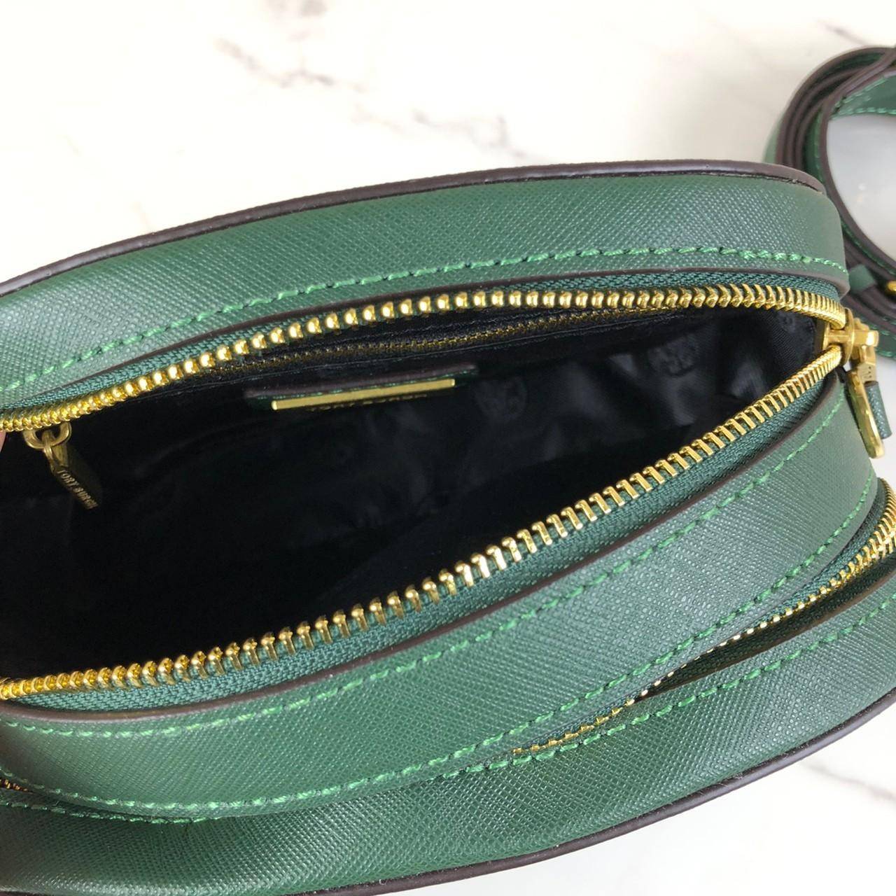 กระเป๋าสะพาย TORY BURCH ด้านบนแบ่งเป็น 2 ช่อง เปิด - ปิดกระเป๋าด้วยซิป ด้านในมีช่องซิป 1 ช่อง และช่องใส่ของ 1 ช่อง ด้านหลังมีช่องใส่ของ 1 ช่อง มาพร้อมสายสะพายยาว สามารถถอดและปรับได้ 3 ระดับค่ะ