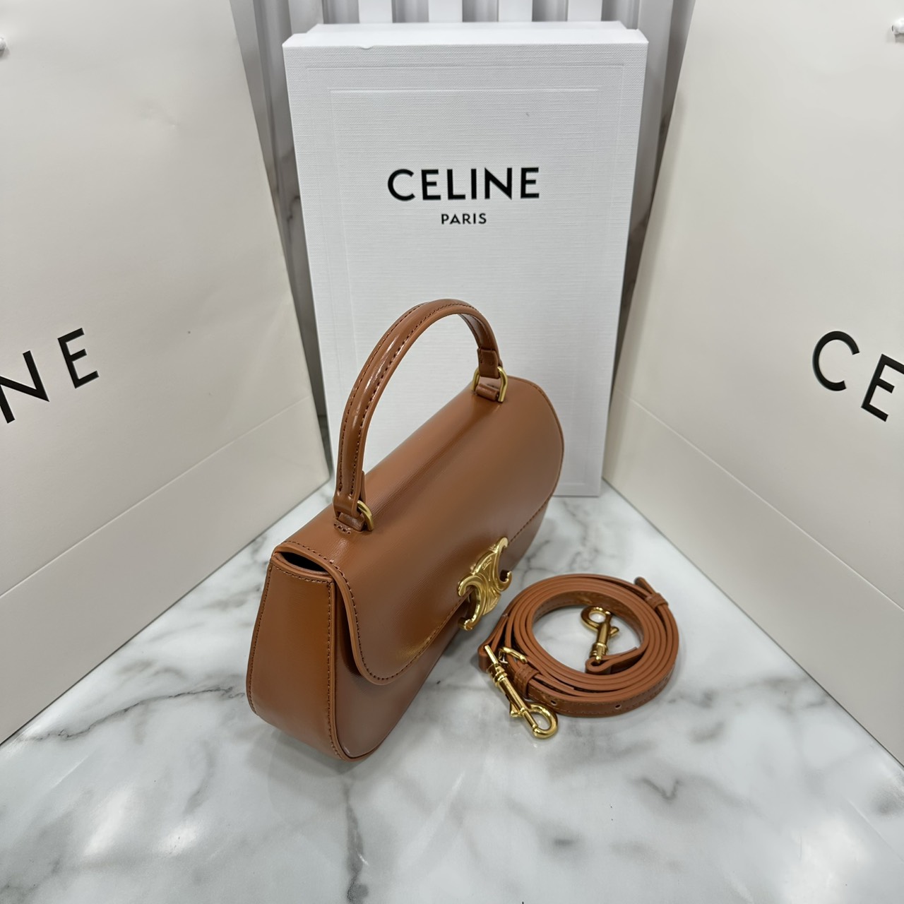 ORI หนังแท้ | CELINE TEEN CELINE LOLA IN shiny calfskin กระเป๋าสะพายทรงคลัช หนังเรียบผิวสัมผัสนุ่มลื่น คอลเลคชั่น Essentials เหนือกาลเวลาสำหรับผู้หญิงและผู้ชาย