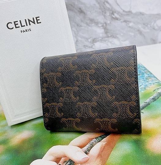 พรีเมี่ยมกิ๊ฟแท้ 100% 】CELINE SHORT WALLET VIP GIFT WITH PURCHASE (GWP) พรีเมี่ยมกิ๊ฟ Limited จาก CELINE HAUTE PARFUME DUTYFREE COUNTER วัสดุ Triomphe Canvas หนังสวยอยู่ทรงปั้มโลโก้
