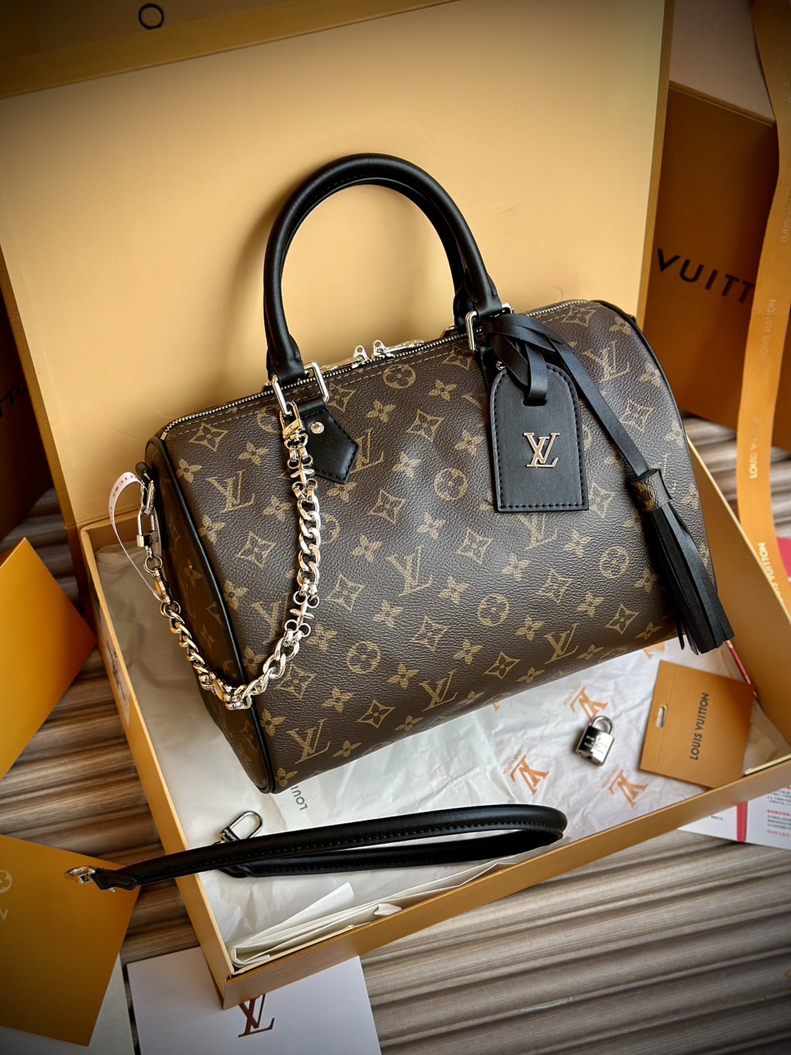 LV Speedy Soft 30 Dark Bag Monogram Black กระเป๋าทรงหมอนสปีดี้รุ่นใหม่ใบใหญ่ดีไซน์สวยสะดุดตา พร้อมโซ่สีเงินห้อยสวยโดดเด่น เพิ่มกิมมิกด้วยพู่ห้อย เป็นเพื่อนคู่ใจในการเดินทางที่สมบูรณ์แบบ เพิ่มสัมผัสหรูหรามีระดับ