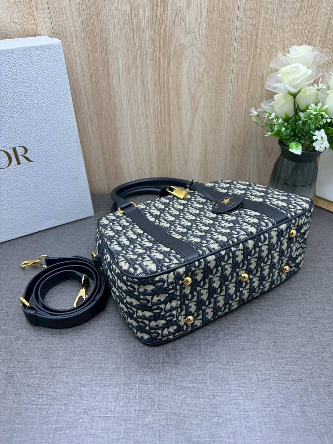 ORI หนังแท้ | DIOR Large D-Vibe Bowling Bag กระเป๋าทรงหมอนดีไซน์โบว์ลิ่งใบใหญ่ ทันสมัยใช้งานง่ายจุของได้เยอะ สวยสง่างามเป็นเอกลักษณ์