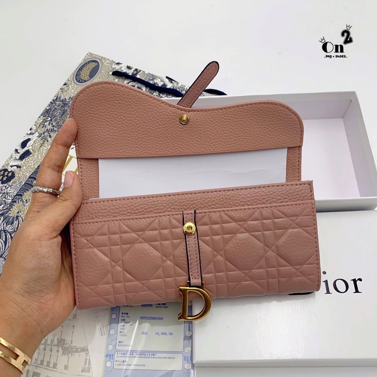 Dior Long Wallet กระเป๋าสตางค์ใบยาว เปิดหน้าทรงเคิร์ป สวยหรู งานหนังนิ่มฟู มาพร้อมอะไหล่สีทองหรูหรา ด้านในมี 3 ช่องใช้งาน งานจริงคือสวยมาก มาให้สาวๆเลือกใช้กัน 3 โทนสี ราคาดีย์มากกน้าาา