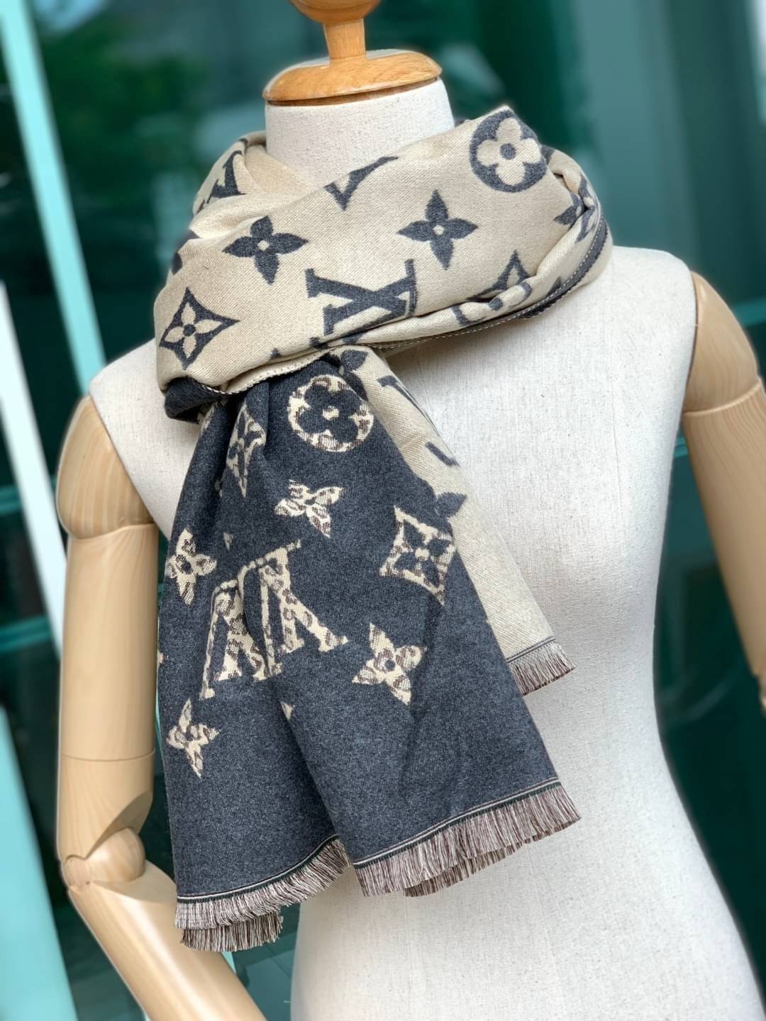Louis Vuitton Women’s Scarves Accessories อีกหนึ่งแบรนด์ดังจากปารีส ด้วยงานพรีเมี่ยมกิ้ฟ ส่งมอบความรู้สึกดีๆให้กับคนที่คุณรัก ในรูปแบบผ้าพันคอและผ้าคุมไหล่ผืนใหญ่ให้ความอบอุ่น ถักทอด้วยผ้าcashmere ผ้าเนื้อดี สัมผัสนุ่มมือ ทอลายในตัว สีและลายคมชัด เหมาะสำห