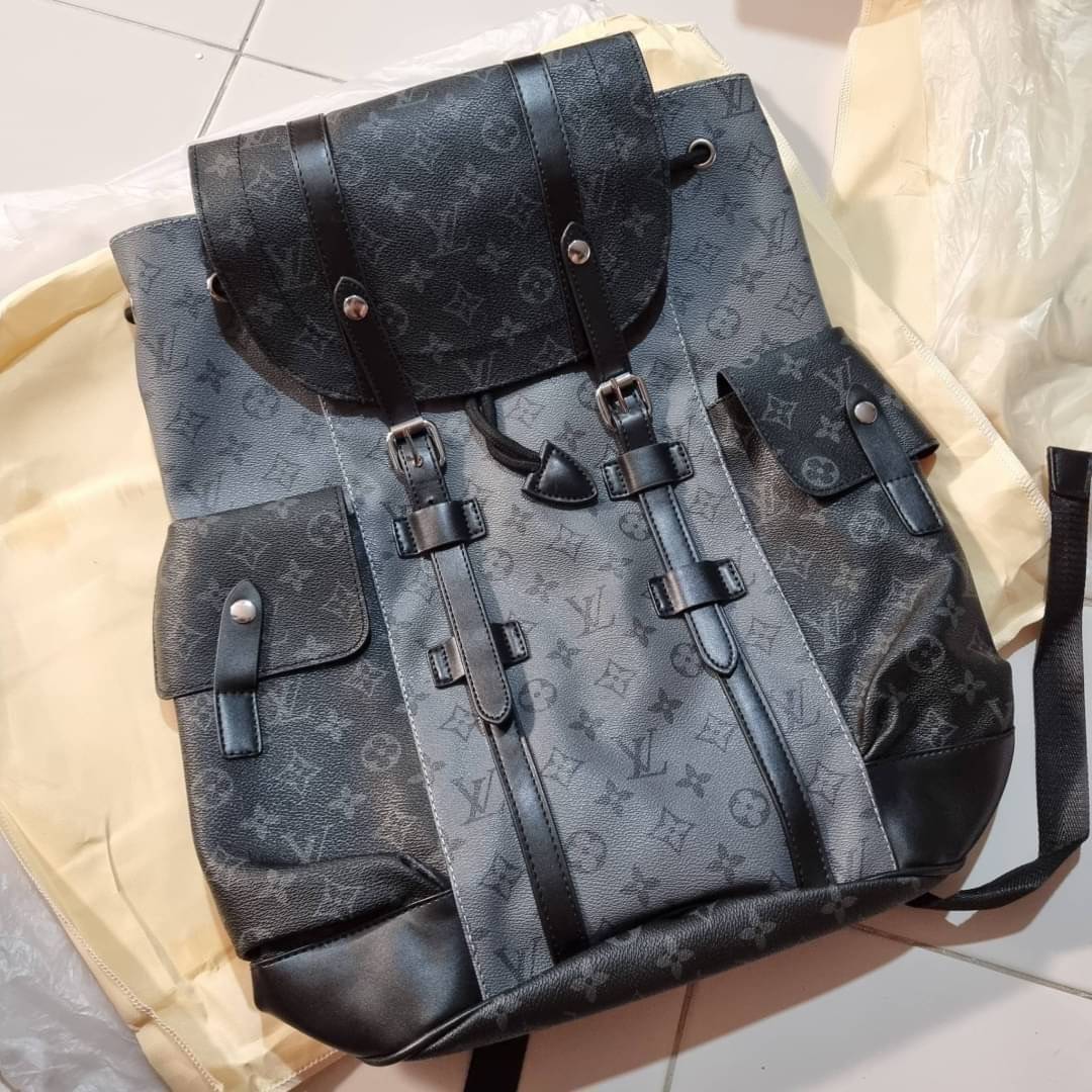 LV Christopher PM Monogram Eclipse Reverse เป้สะพายหลังใบใหญ่ LV MONOGRAM BACKPACK ที่หนุ่มๆตามหากันมากที่สุด LONG WEEKEND กระเป๋าใบใหญ่ต้องมี!! รุ่นสุดฮอต!! ด้วยรูปทรงที่คลาสสิค สไตล์เอกลักษณ์ วัสดุหนังแคนวาส ทนทาน