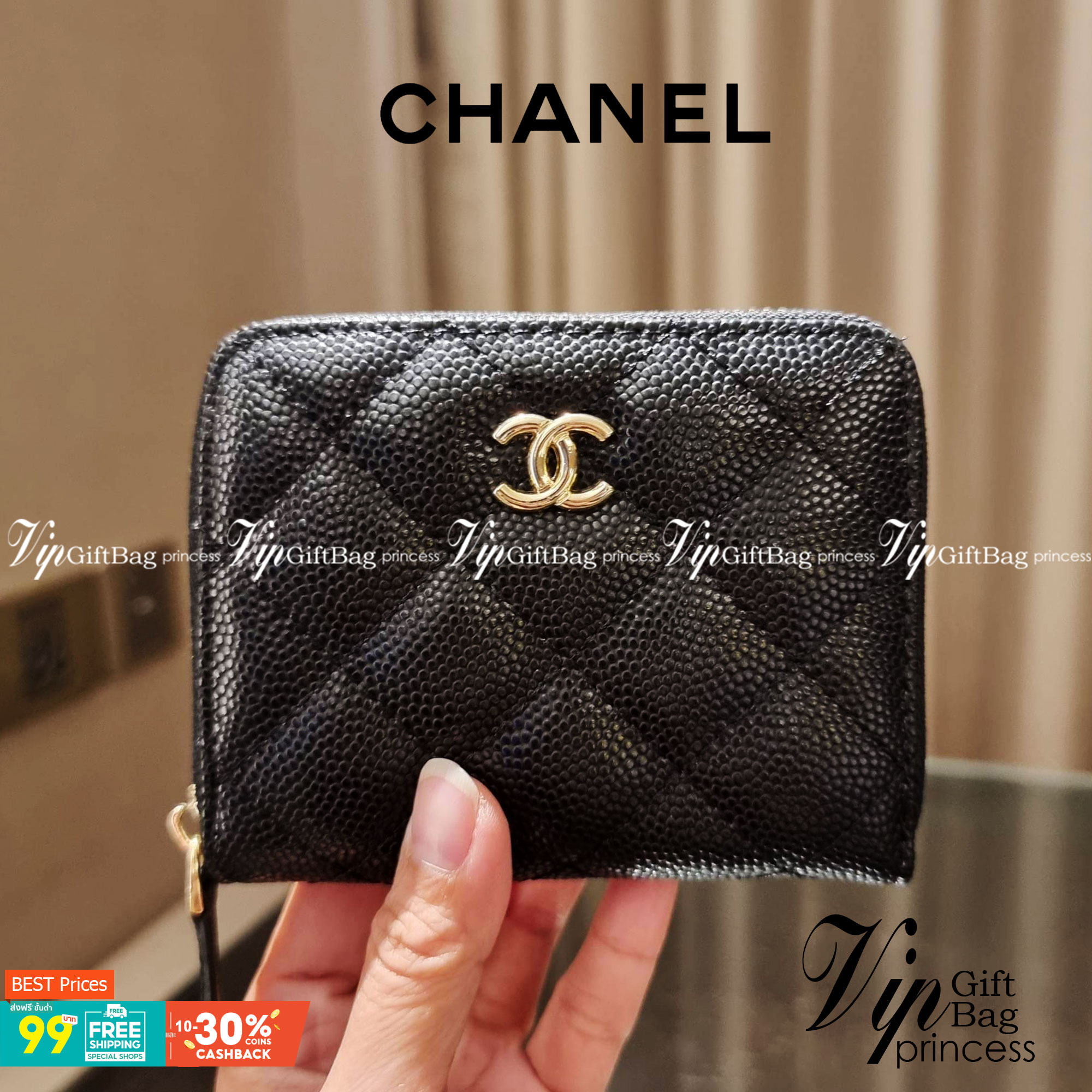 กระเป๋าสตางค์ใบสั้นรุ่นซิปรอบ จาก Chanel เรียบหรู ดูไฮน์ วัสดุหนังสังเคราะห์ลายคาร์เวีย ด้านในเป็นหนังซาฟเฟียโน่ เปิด-ปิดด้วยซิป รูดใช้งานง่าย ภายในกระเป๋ามีช่องใส่บัตร ใส่ธนบัตรได้ (แบบพับ) ดีไซน์เรียบหรูตามสไตล์ ใช้แล้วเฮง ใช้แล้วรวย จัดเลยจ้าา 🥰
