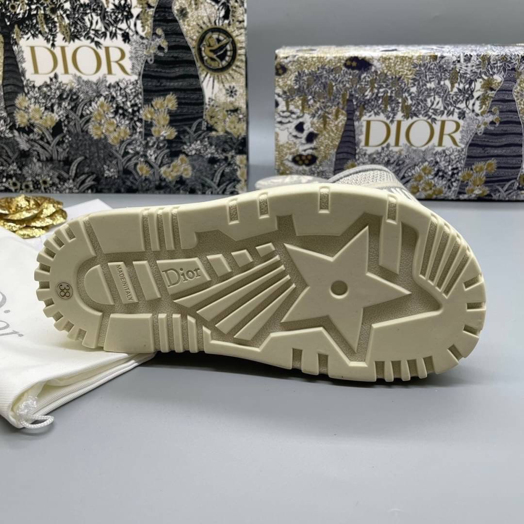 DIOR DWAY SLIDE Toile de Jouy Flowers Embroidered Cotton Dior Sandals รองเท้าแตะที่เป็นเอกลักษณ์ ที่สุดแห่งความหรูหราใช้งานได้ทุกวัน ตัดเย็บจากผ้าฝ้ายปักลาย ประดับด้วยรายละเอียดสวยงาม เสริมส้นยางหนาอย่างดีสวมใส่ง่าย น้ำหนักเบา งานเกรดออริจินอล 1:1 เหมือนท