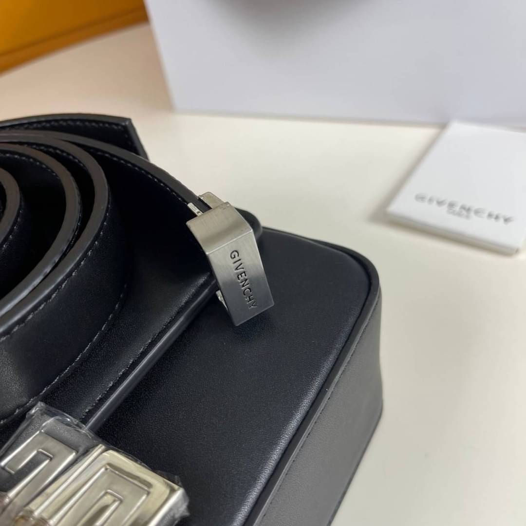 Givenchy Introducing 4G Medium Shoulder Bag วัสดุหนังแท้ อะไหล่สีเงิน ดีไซน์สวยงามทันสมัยรูปทรงสี่เหลี่ยมแบบคลาสสิก มาพร้อมสายหนังตีแบรนด์ Givenchy อันเป็นเอกลักษณ์เฉพาะของแบรนด์