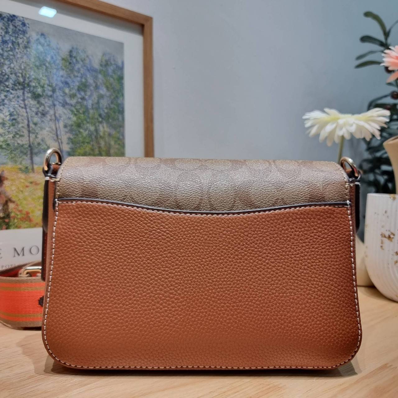 OACH LOGAN MESSENGER IN SIGNATURE CH483 CH252 กระเป๋าสะพาย รุ่นใหม่ สไตล์สปอร์ต ดีไซน์สวย ขนาดกำลังดีคล่องตัว สายสะพายเส้นใหญ่ทนทาน