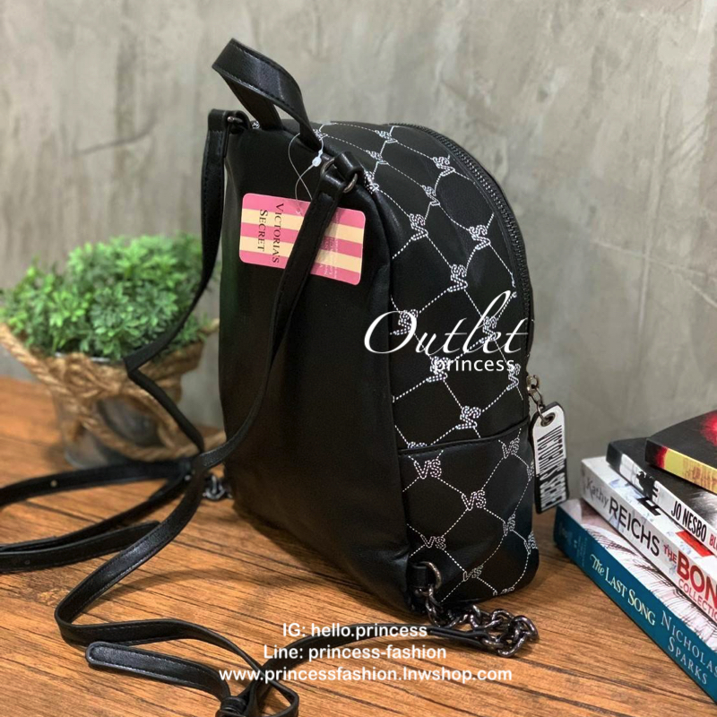 VICTORIA'S SECRET Monogram Mini Citypack กระเป๋าเป้รุ่นใหม่ ดีไซน์สวยเรียบหรู วัสดุหนังเรียบลาย Monogram Cool ขนาดกลางกำลังดี ใส่มินิไอแพค กระเป๋าสตางค์ยาวได้ น้ำหนักเบา เปิดปิดด้วยซิปเดียวหางซิปยาวสกรีนโลโก้แบรนด์ สายสะพายโซ่ต่อหนังแบบเข็มขัดปรับระด