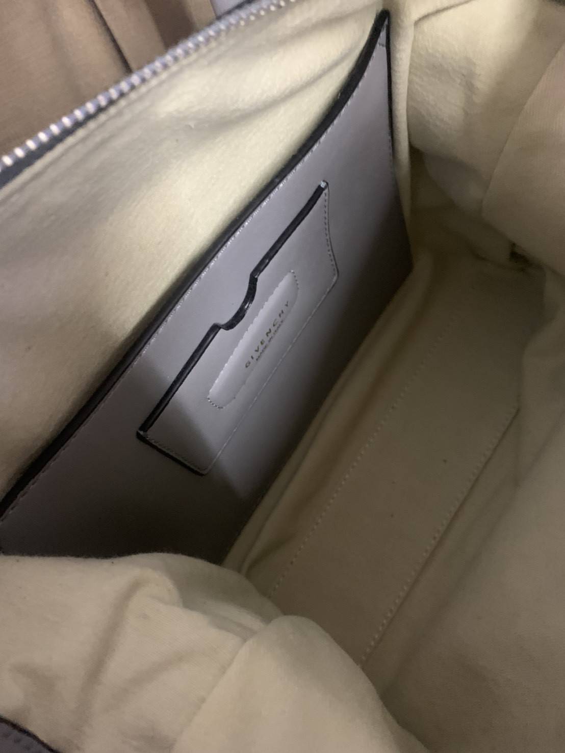 Givenchy Antigona Soft Small Leather Bag เข้ารอบใหม่ ราคาดีต่อใจ .. ไม่มีไม่ได้แล้ว! กระเป๋ารุ่น Iconic อย่าง Antigona Soft รุ่น "Classic" **มาพร้อมผ้าผูกโบว์ น่ารักมากมาย ประดับด้วยสัญลักษณ์ของแบรนด์ Givenchy ด้านหน้า **อะไหล่เงิน ไอเท็มยอดฮิตท