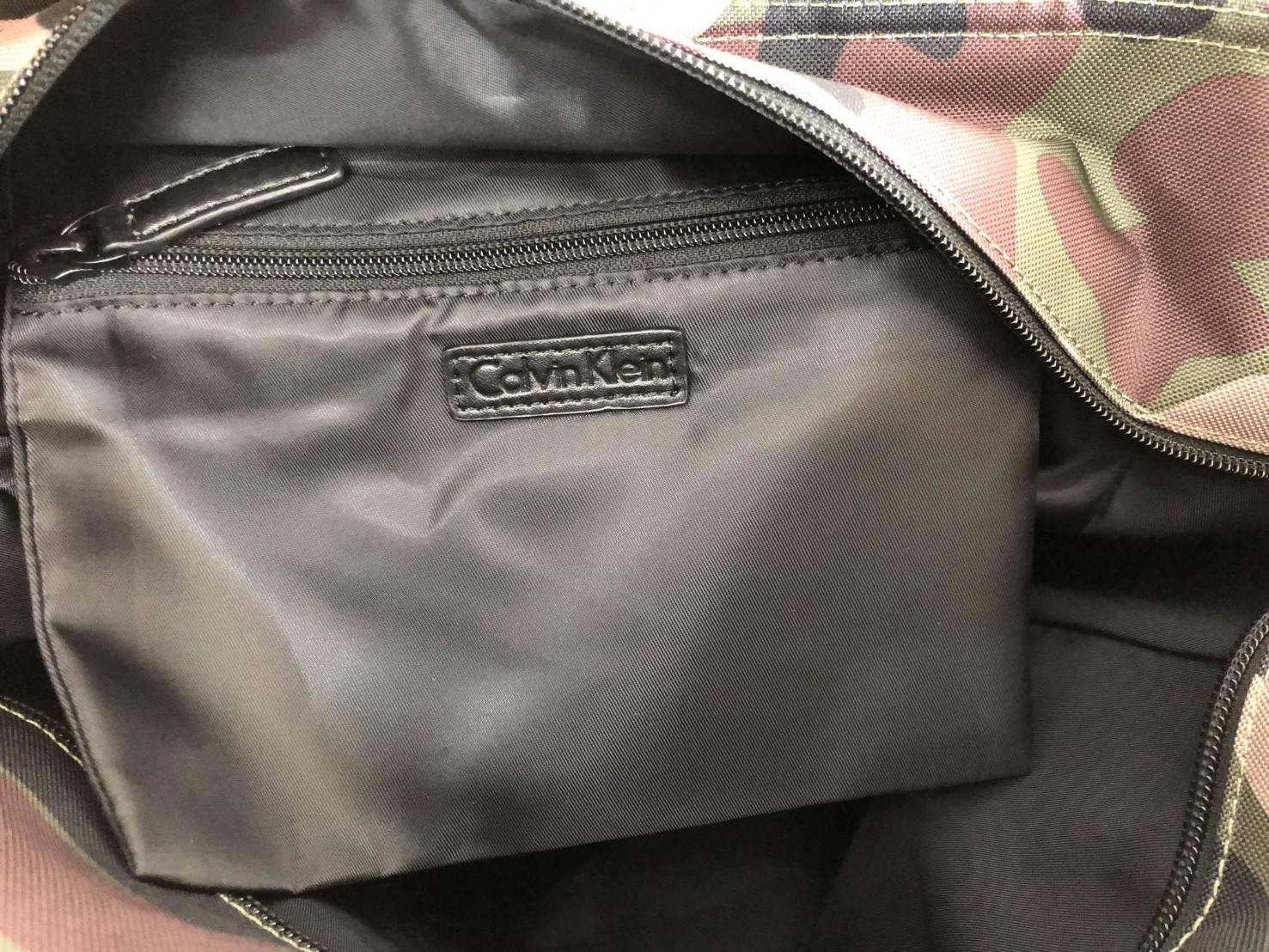 New Calvin Klein Medium Tote Bag พร้อมส่งสินค้ารุ่นหายากค่ะ กระเป๋าถือทรง tote วัสดุผ้าอย่างดี ด้านหน้าสกรีนโลโก้แบรนด์คมชัด มีช่องซิปยาว ช่องกว้างใส่ของจุ เปิดปิดกระเป๋าแบบซิป หัวซิปปั้มแบรนด์ ภายในกระเป๋าโล่งกว้างมากค่ะ มีช่องซิปให้อีกช่อง หูหิ้วกระเป๋า