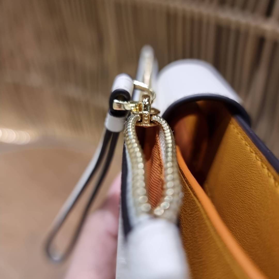 COACH C3371 TECH PHONE WALLET WITH SPACED WILDFLOWER ดีไซน์ใหม่ คอลเลคชั่นสวยหรู กระเป๋าสตางค์พร้อมสายคล้องมือ ง่ายต่อชีวิตมากจ้า!! มันดีอะไรเบอร์นี้ ใส่ได้ทั้งบัตร และโทรศัพท์ก็ใส่ได้ทุกรุ่น แถมยังมีช่องซิปแยกไปอีก ช่องเยอะไม่ต้องห่วงจริงๆ วัสดุหนังแคนวา