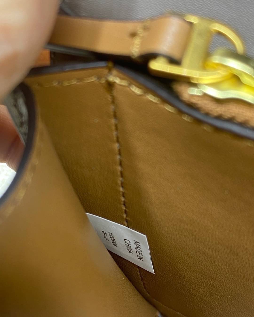 Tory Burch Eleanor Medium Convertible Shoulder Bag / Tory Burch 75003 ฮอตไอเท็ม รุ่นนี้ขายดีขายหมด สวยหรู คุณหนู ผู้ดี!! หายากมากแล้วน้า กระเป๋าสะพายข้าง ดีไซน์อยู่ทรง ขนาดกำลังสะดวกใช้สำหรับสาว เปิด-ปิดด้วยแถบแม่เหล็ก ภายในแบ่งสัดส่วนได้เป็นอย่างดี