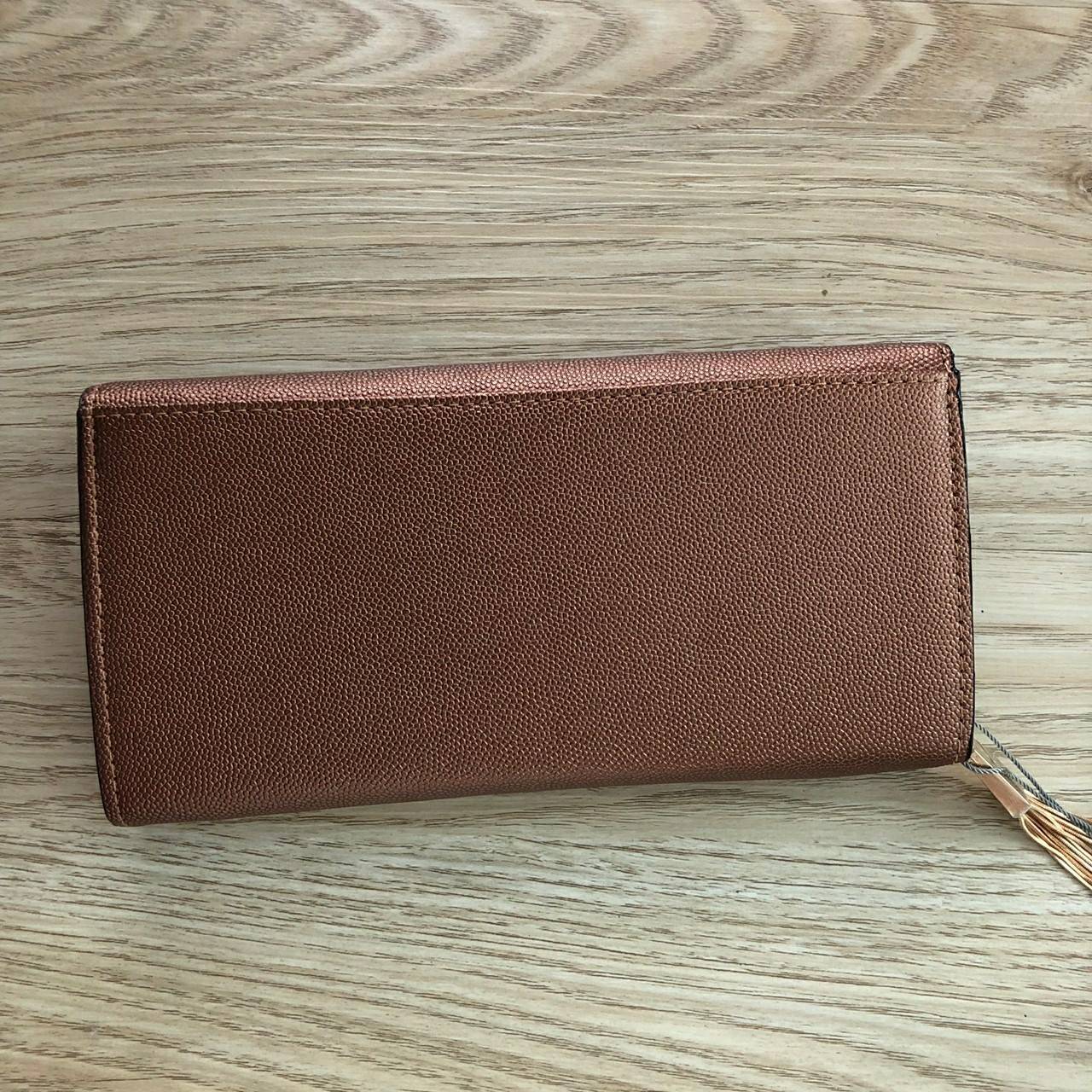 Charles & Keith Basic Long Wallet กระเป๋าสตางค์ใบยาว ตกแต่งด้วยพู่ เปิด – ปิดกระเป๋าด้วยเเม่เหล็กแบบซ่อน ภายในมีช่องใส่บัตร ช่องซิปใส่เหรียญ และช่องใส่ธนบัตร ใส่ iPhone Plus ได้ค่ะ ด้านหลังมีช่อง 1 ช่อง