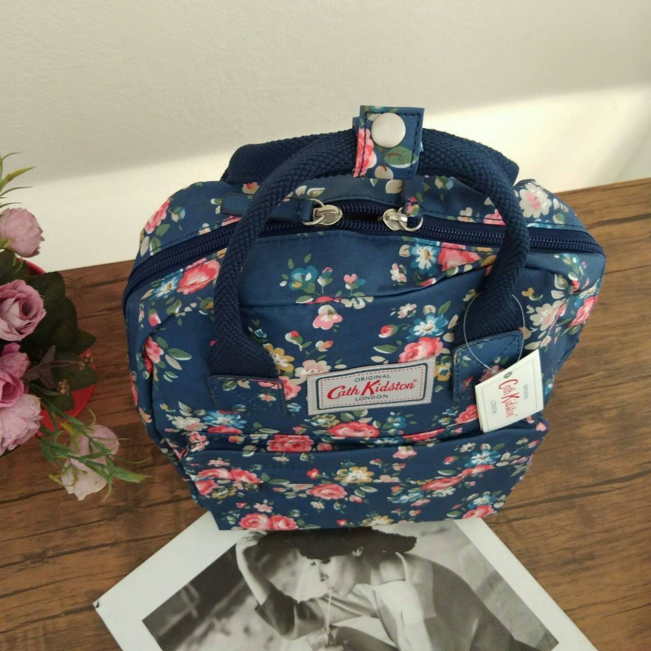 Cath Kidston Mini Backpack Bag กระเป๋าเป้ size mini สไตล์ Vintage สุดฮิต วัสดุ Canvas เคลือบ ทนทาน ดูแลรักษาง่าย มีหูหิ้ว ด้านหน้ามีช่องซิป เปิดปิดกระเป๋าด้วยซิป ภายในมีช่องซิปเล็ก ใน่กระเป๋าสตางค์ใบยาวได้ ใบนี้จะถือหรือสะพายก็ดูดีค่ะ