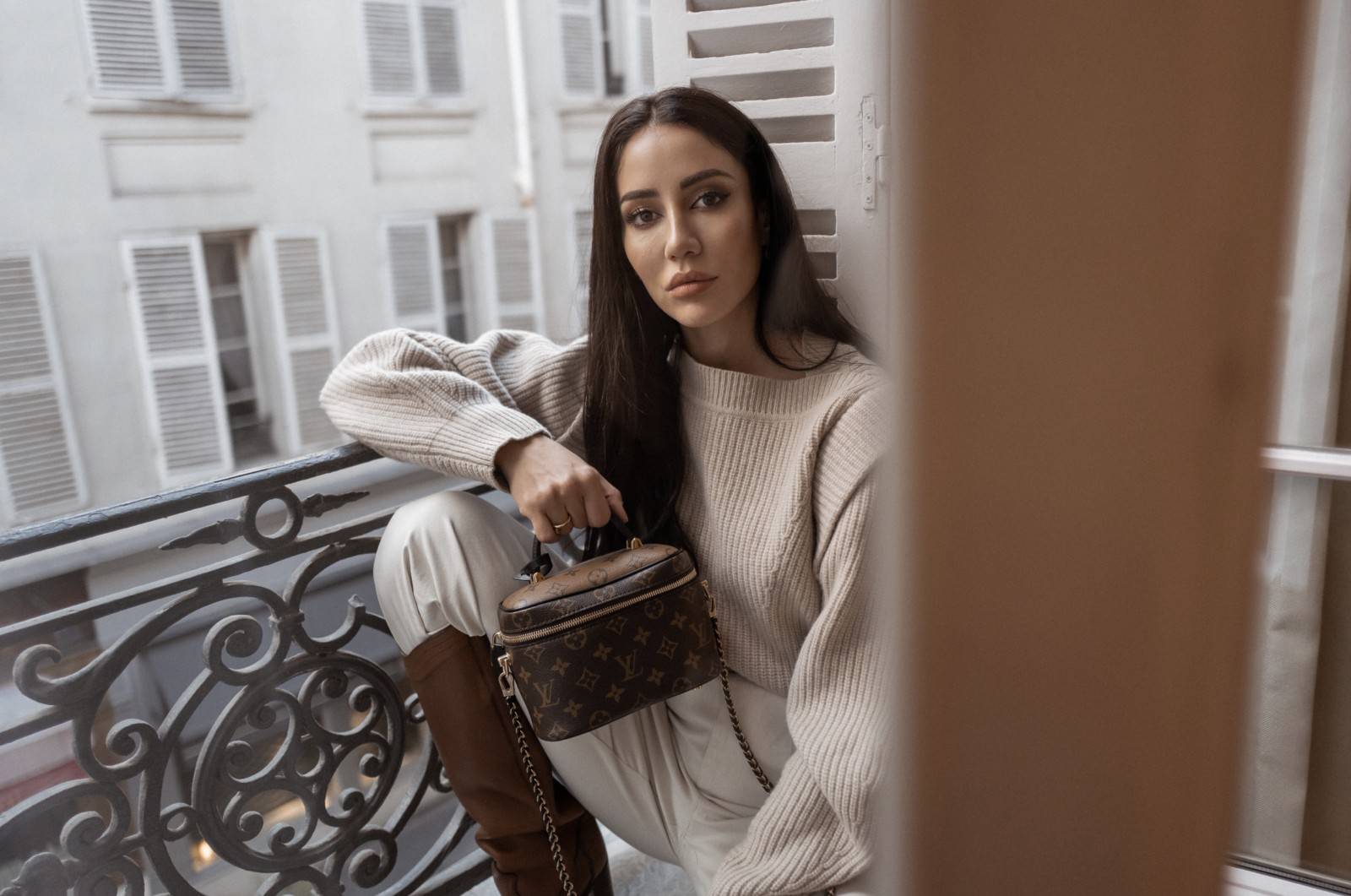 LV EXCLUSIVE VIP COSMETICS GIFT BOX กระเป๋าถือ/สะพาย สวยอยู่ทรง มาพร้อม box set สุดหรู adapt ใช้เป็นกระเป๋าเก็บเครื่องสำอางค์ ถือเชิดๆ หรือสะพายเลิศๆ ไปเที่ยว ไปไหนๆก็ดูแพง!! สวยจริงจัง!! พิเศษ!! มาพร้อมแม่กุญแจล็อคครบชุด และพวงหนังห้อย คุ้มมากๆแม๊!! ทุกด