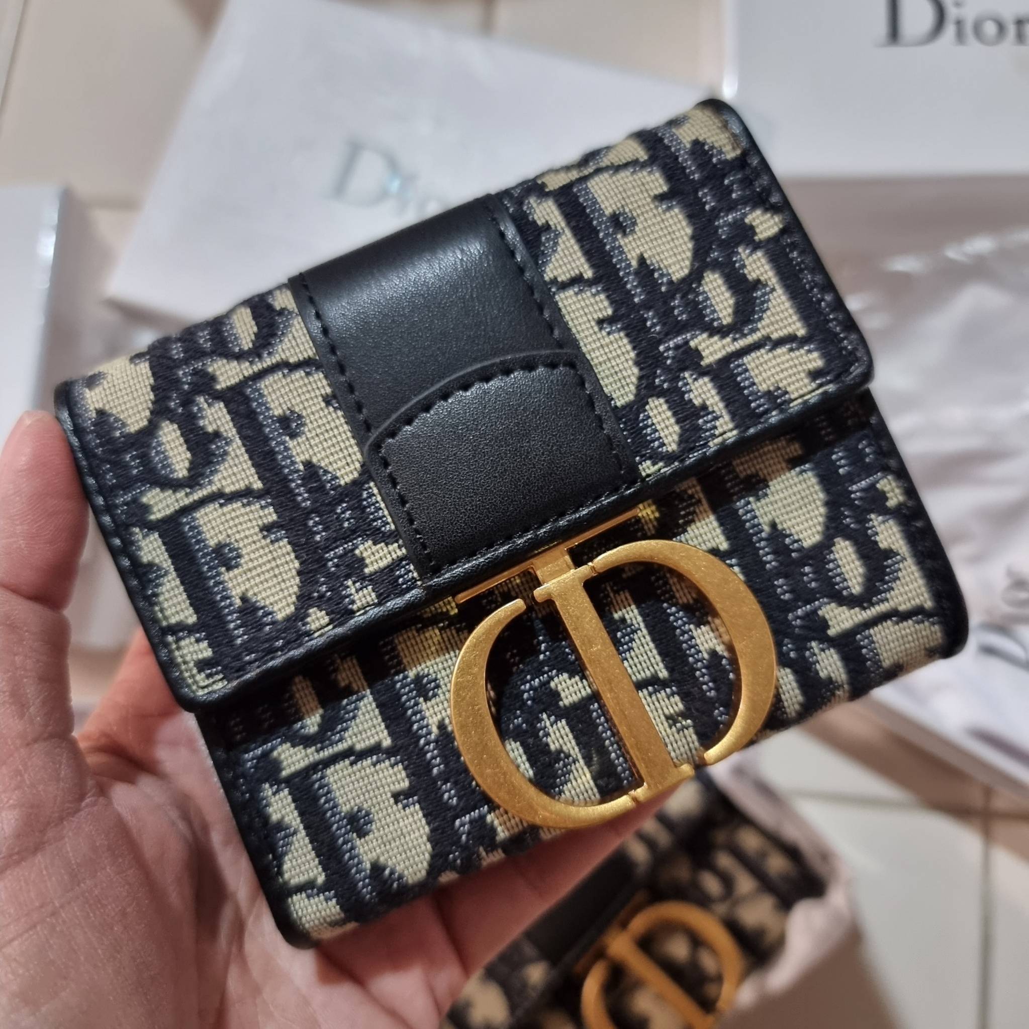 VIP 】CD TRIFOLD WALLET WITH GWP ที่สุดของความคลาสสิค กระเป๋าสตางค์ใบสั้นแบบพับ พรีเมี่ยมกิ๊ฟจากเคาน์เตอร์ วัสดุผ้าแคนวาสปักลาย สลับหนังแท้ภายใน โลโก้สีทองเหลือง สวยวินเทจ โดดเด่นเป็นเอกลักษณ์ ภายในมีช่องใส่บัตร ใส่ธนบัตร ใส่เหรียญได้ คัดมาให้แบบปังๆ ต้องจ