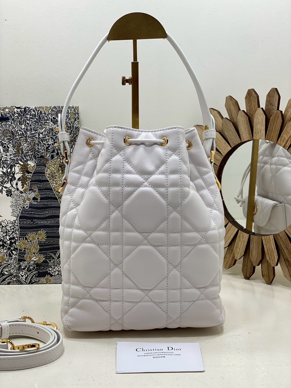 ORI หนังแท้ | Small Dior Caro bucket bag กระเป๋าทรงบักเก็ต รุ่นใหม่ประจำ Fall 2025 โดดเด่นด้วยดีไซน์ที่ทันสมัยและสง่างาม ได้รับการรังสรรค์ขึ้นจากหนังแกะสีดำเดินด้ายลาย Macrocannage พร้อมกับช่องเก็บของขนาดใหญ่แบบเชือกรูดปิด