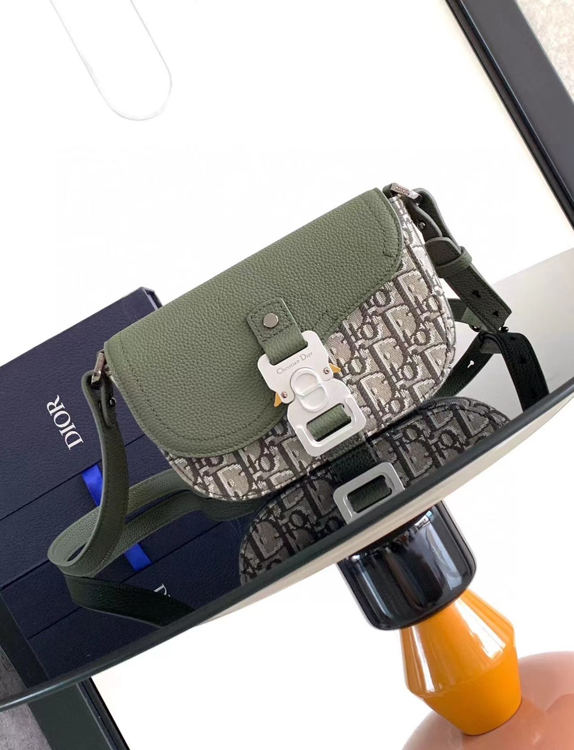 DIOR MINI Saddle Messenger Bag with Flap / Khaki / Black / Oblique Jacquard with Grained Leather กระเป๋าสะพายทรงแมสเซ็นเจอร์ รุ่นยอดนิยมของท่านชาย เกรดท็อปออริ สลับแท้ 1:1