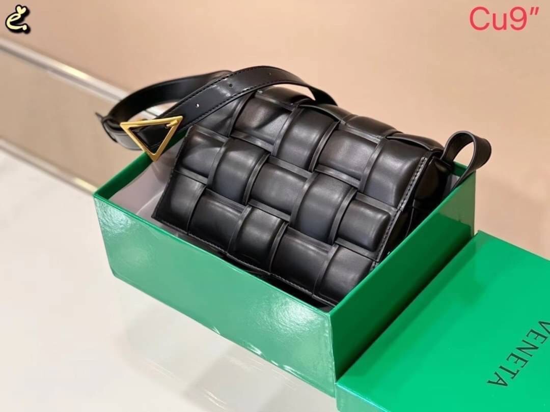 BOTTEGA VENETA PADDED CASSETTE BAG สร้างสรรค์ให้ไอเท็มนี้ดูหรู ดูแพง ใบจริงสวยมาก ใช้ได้ทั้งชายหญิง มาจำนวนจำกัด รีบตำกันน้า ไม่อยากให้พลาดเลยจ้า