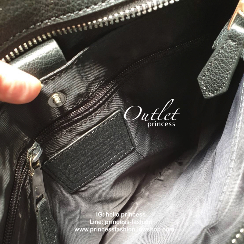 Coach crossbody bag กระเป๋าสะพายข้าง crossbody สำหรับคุณผู้ชาย วัสดุหนังลาย signatire brand แบรนด์ ด้านหน้ามี 2 ช่องซิป ด้านหลังมีช่องใส่ ภายในแบ่งเป็น 2 ช่อง ใส่ wallet ยาว มีช่อง ใส่ tablet พร้อมกระดุมล็อค ใบนี้ใส่ของได้จุ เป็นสัดส่วย สายสะพายยาวปรับระด