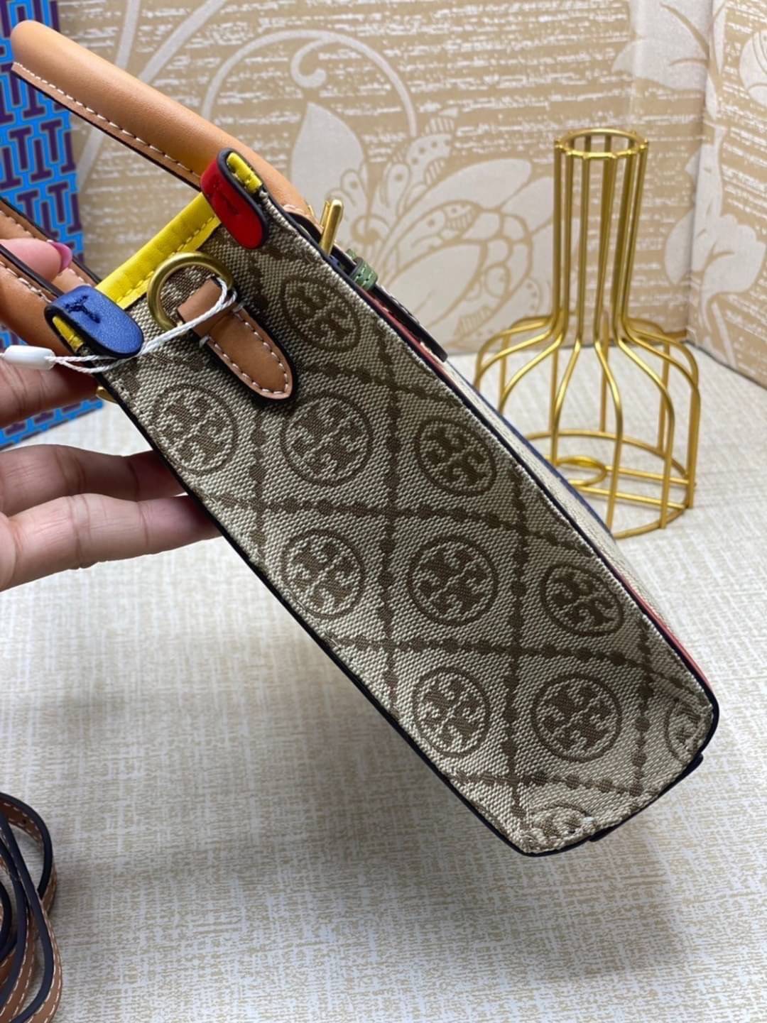TORY BURCH T MONOGRAM COLORBlOCK JACQUARD MINI TOTE คอลเลคชั่นใหม่ล่าสุด ครอบครองก่อนใคร ไอเท็มยุคนี้รุ่นที่ควรมีติดตู้คะสาวๆ วัสดุ jacquard สลับหนังแท้ หูจับ มาพร้อมสายสะพายข้างหนังแท้ ปรับระดับได้ สายสามารถถอดออกได้ ภายในเป็นช่องโล่ง ใส่มือถือได้ กระเป๋