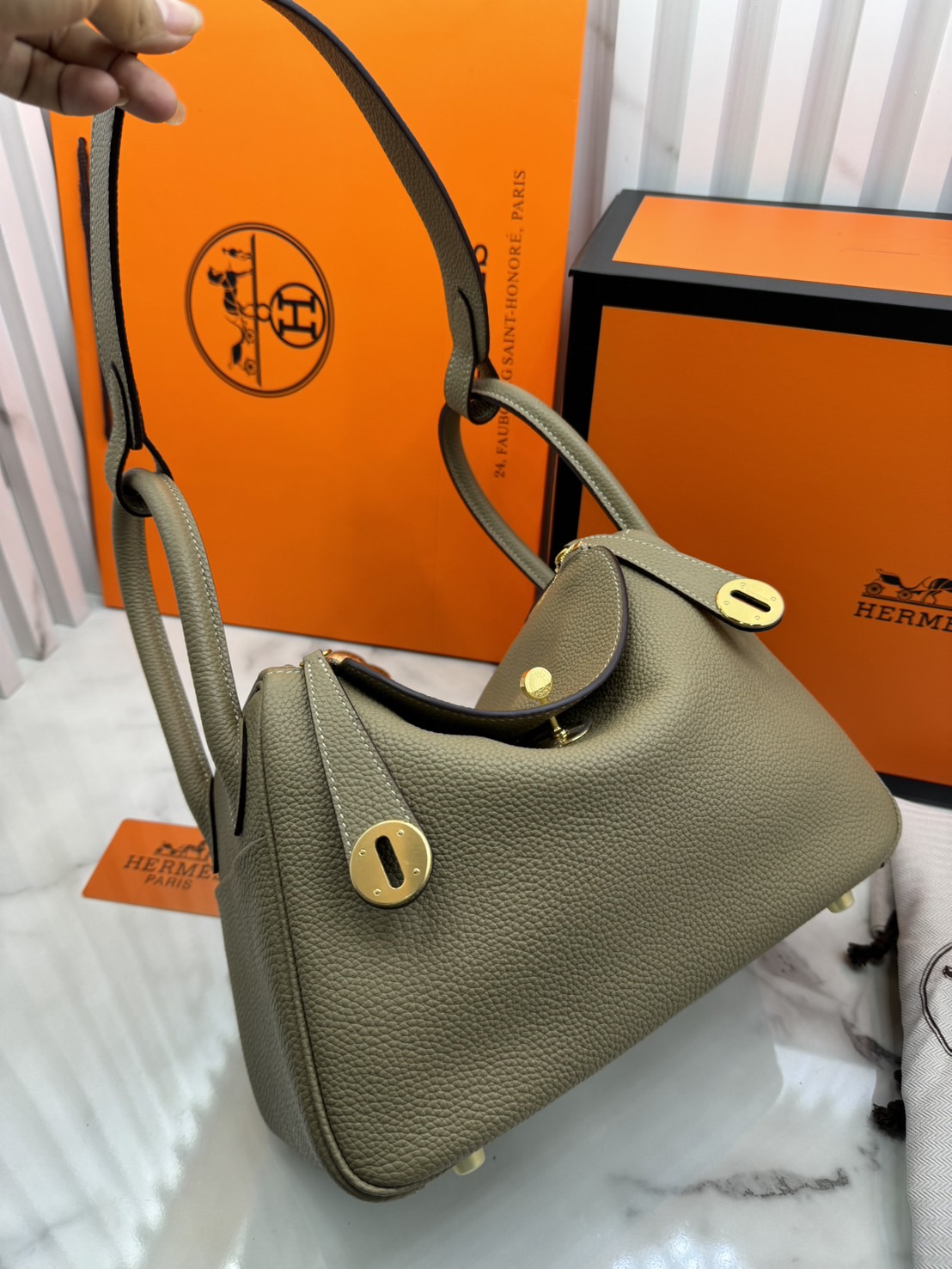 พร้อมส่ง 15 สี HERMES Lindy 26 bag กระเป๋าทรงโท้ทหนังสวยอย่างดี เอกลักษณ์ของความเรียบหรูไฮคลาสอย่างสมบูรณ์แบบ เกรดออริ สลับแท้ งานสวยตามรูป ใช้งานต่างประเทศได้