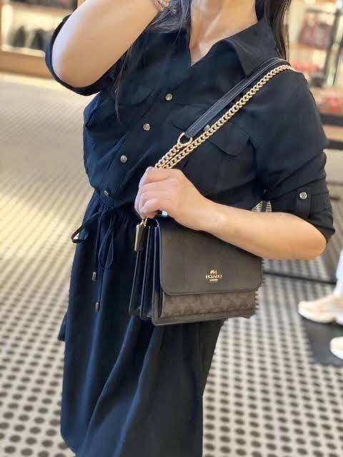COACH KLARE CROSSBODY IN SIGNATURE CANVAS WITH RIVETS (90400) กระเป๋าถือ กระเป๋าสะพาย รูปทรงสวยงามสุดคลาสสิค แมทท์ง่ายเข้าได้กับทุกลุค แอบกระซิบดังๆนิดนึงว่า! ใบจริงสวยม๊ากก!!// วัสดุแคนวาส ผสมหนังแท้ อยู่ทรง รูปทรงสวยม๊ากก!// ด้านในแบ่งช่องให้ถึง 4 ช่อง 