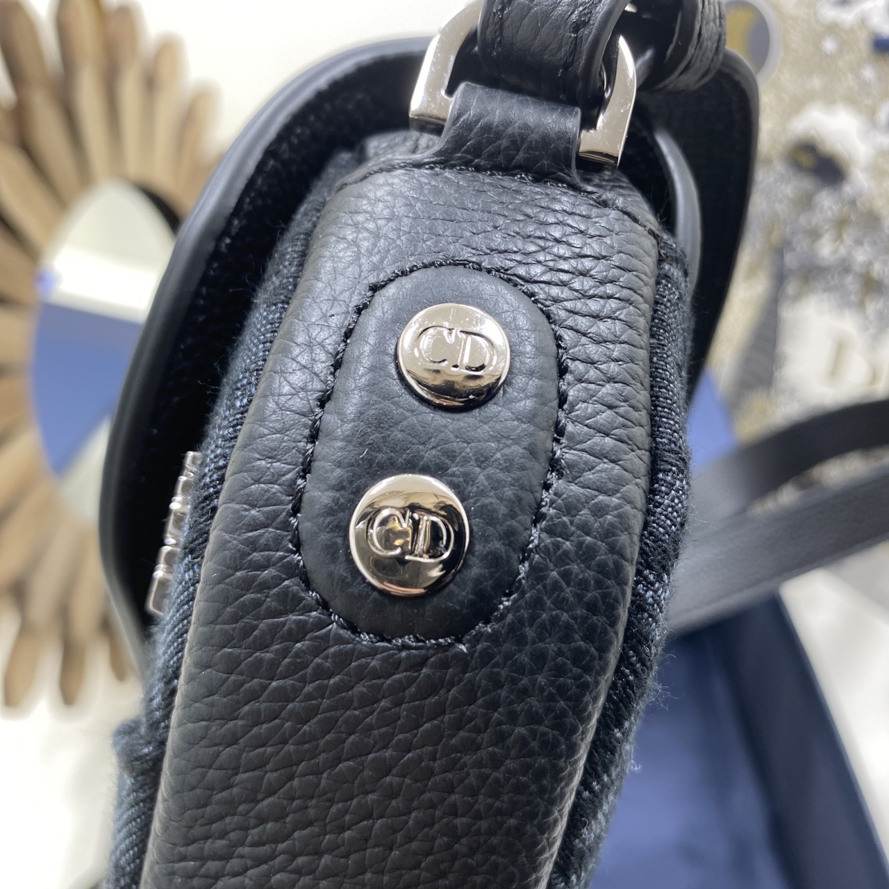 ORI หนังแท้ | DIOR Mini Saddle Bag กระเป๋าสะพาย คาดอก ผ้าแจ็กการ์ดลาย Oblique สีดำ นำเสนอมุมมองใหม่ให้กับดีไซน์ไอคอนิกด้วยรูปทรงที่ทันสมัย