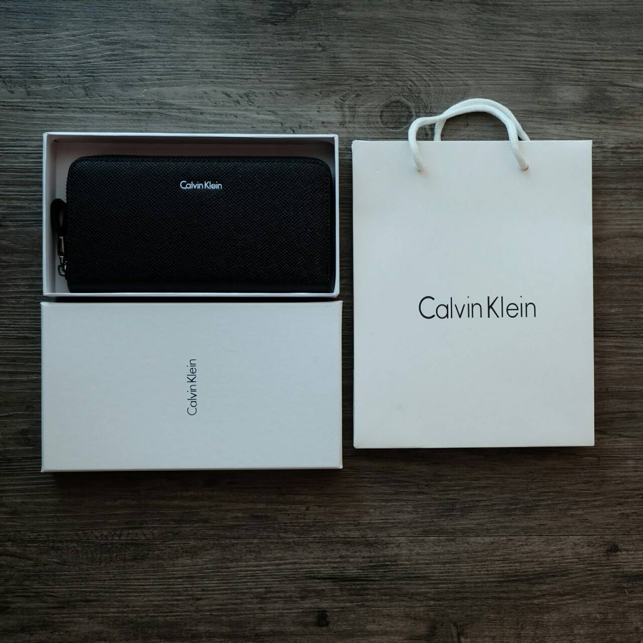 Calvin Klein Long Wallet กระเป๋าสตางค์ใบยาวซิปรอบ ภายในมีช่องใส่ธนบัตร ช่องใส่บัตรหลายช่อง และช่องซิปสำหรับใส่เหรียญ จะมอบเป็นของขวัญ หรือใช้เองก็แนะนำเลยค่ะ