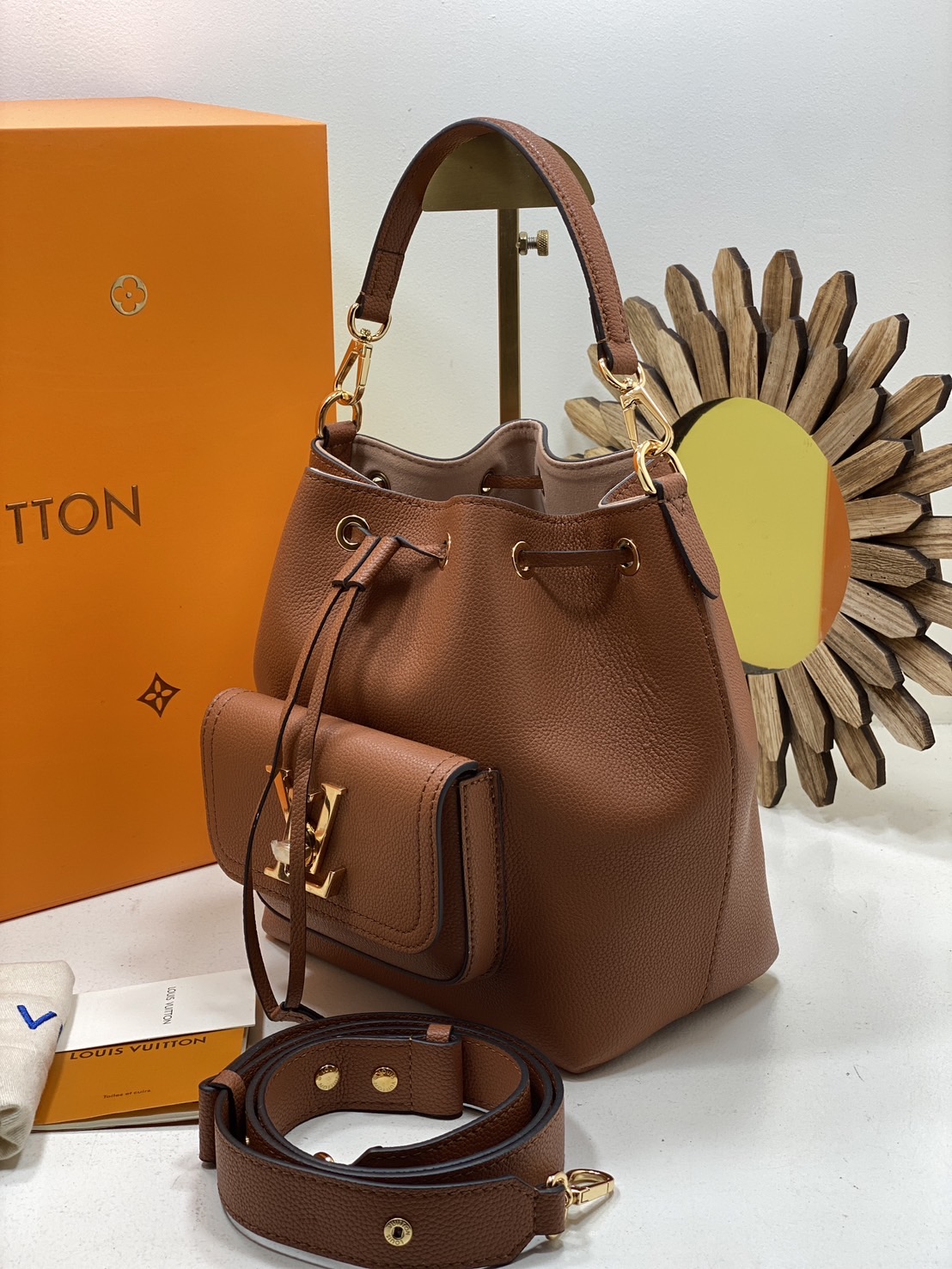 สลับแท้ LV Lockme bucket bag กระเป๋าสะพายทรงบัคเก็ตวินเทจ สวยคลาสสิก งานหนังแท้เต็มใบ โดดเด่นด้วยโลโก้สีทอง ด้วยดีไซส์ที่เรียบหรูเหมาะใช้ได้หลากหลายโอกาส