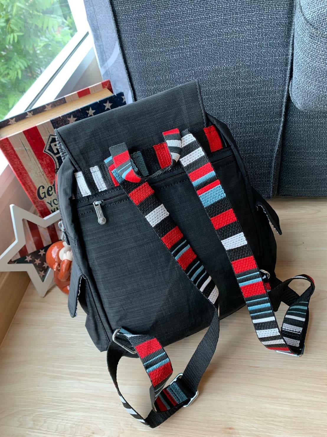 Kipling City Pack S K14275มาพร้อมดีไซน์ทันสมัย ใช้งานได้อย่างคล่องตัว ด้วยสีและลายสุดคลาสสิก โดดเด่นด้วยพื้นที่ภายในและช่องต่างๆ ที่ให้คุณจัดเก็บของสำคัญได้อย่างครบถ้วน มีช่องเก็บของสัมภาระหลายขนาดสะดวกใช้งานเลยคร้า!!