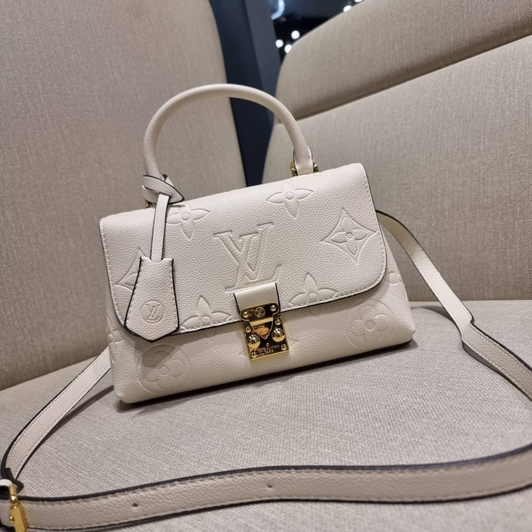 VIP 🥂 LV MADELEINE BAG ใหม่ล่าสุด อีกหนึ่งรุ่นคลาสสิคหายาก ที่สาวๆรอคอย กระเป๋าถือ/สะพายข้าง ดีไซน์เรียบง่าย แต่เต็มไปด้วยดีเทลความหรู วัสดุหนังวัวปั๊มลายเอกลักษณ์ เปิด‐ปิดด้วยอะไหล่กดล็อคสีทองหรู และมีพวงหนังห้อยพิเศษแถมมาให้ด้วย ภายในแบ่งสัดส่วน
