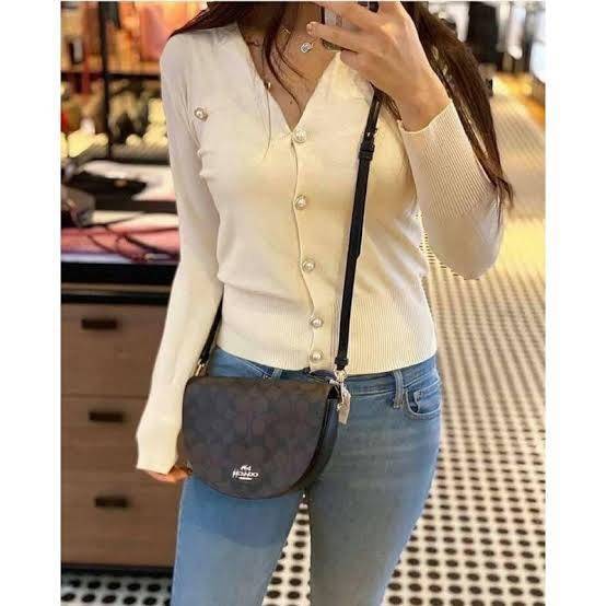 พร้อมส่งที่ไทยครบทั้ง6สีค่ะ 😘 Coach Ellen Crossbody In Signature ((C1432)) กระเป๋าทรงฮาฟมูนรูปทรงคลาสสิก ออกแบบให้มีลักษณะโค้งมน ไม่ดูเป็นทรงแข็งจนเกินไป ดีไซน์และสีของกระเป๋ายังเรียบง่าย เข้าได้กับทุกชุด สะพายครอสบอดี้ร์//สะพายข้าง หรือถือแบบคลัท