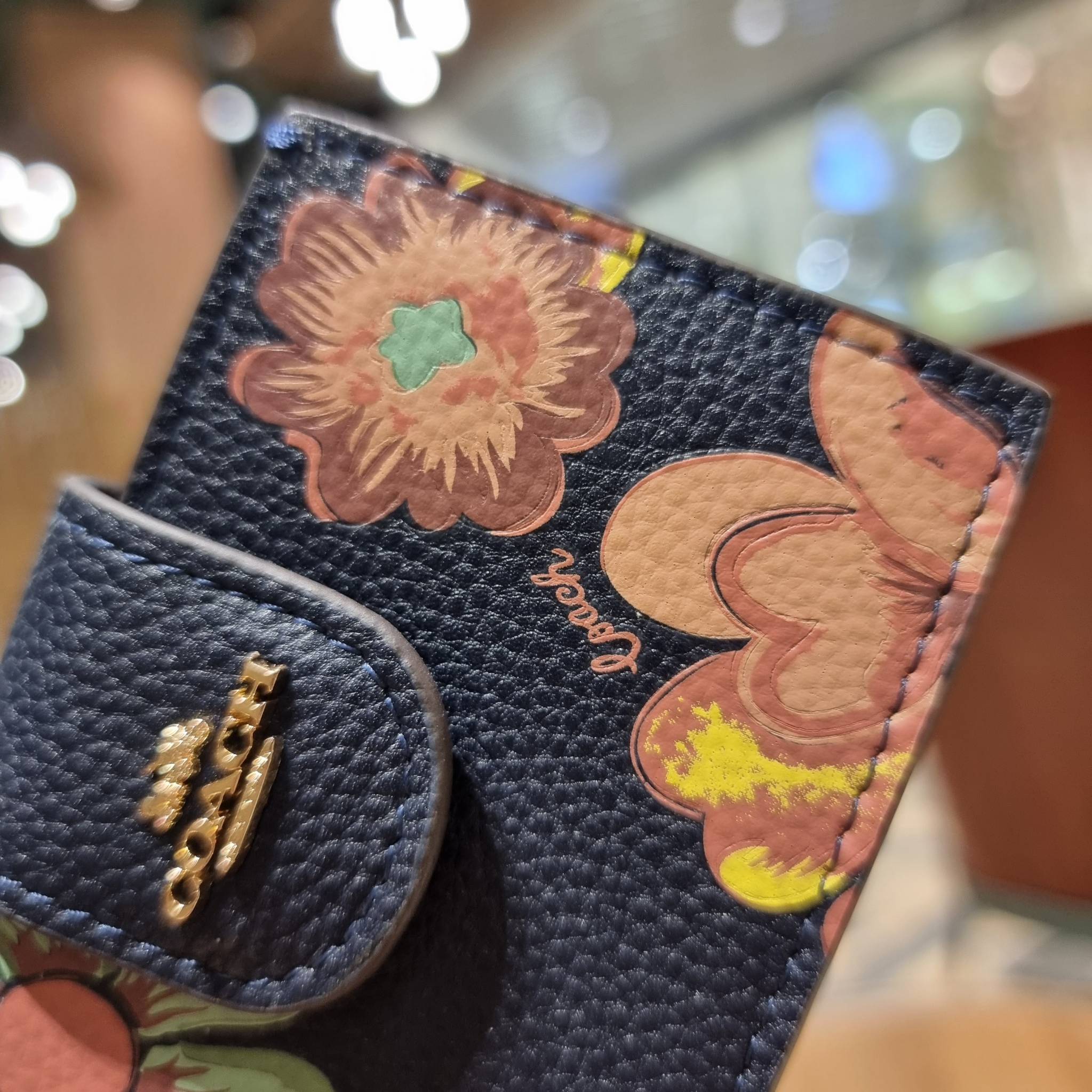 COACH C8325 ACCORDION CARD CASE WITH DREAMY LAND FLORAL PRINT ไอเท็มที่ทำใจฟูจัดเลยจ้า กับกระเป๋าถนอมบัตร ที่สาวๆตามหา ดีไซน์ลวดลายน่ารักมากๆ ขนาดกะทัดรัด พกพาสะดวก วัสดุหนัง pepble ภายในเป็นช่องใส่บัตรได้หลายใบ เหมาะมากสำหรับใครที่มองหากระเป๋าแบ่งสัดส่วน