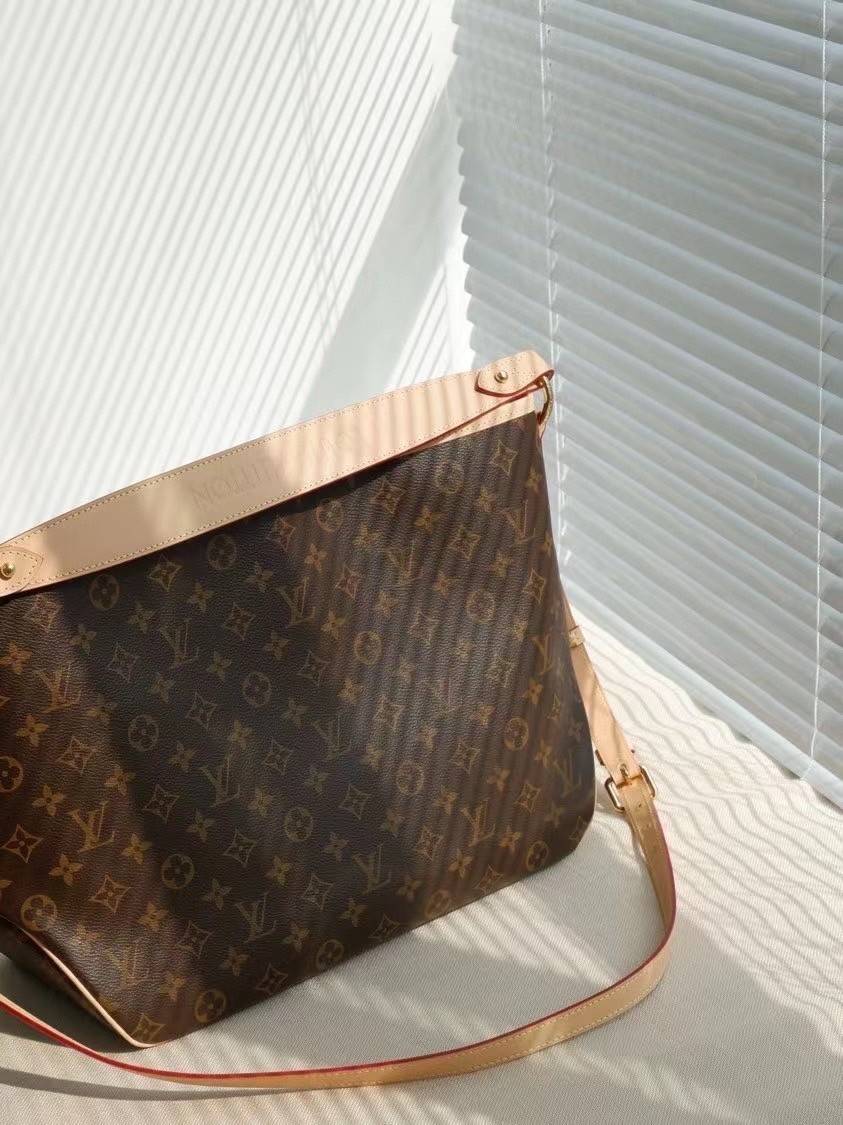 Louis Vuitton Monogram Delight Canvas กระเป๋าสะพายข้างทรงสูงใบใหญ่หนังแกะสังเคราะห์ หูหิ้วปั้มโลโก้ ด้านในมี1ช่องซิป 1ช่องใส่ของจุกจิ๊ก อะไหล่ทองหรูหรา มีสายยาว ถอดสายได้ ปรับระดับได้ จุของได้เยอะ หรูหรา สวยงาม เหมาะกับทุกโอกาศ ต้องมีติดตู้ห้ามพลาดเลยค่า