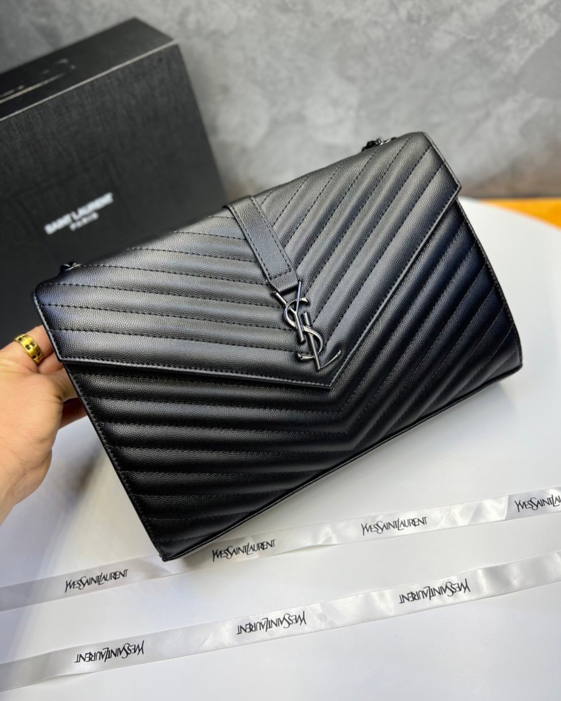 หนังแท้ YSL college large chain bag in quilted leather 30cm กระเป๋าสะพายใบใหญ่ ดีไซน์ทรงสวยหรู ตอบโจทย์ได้ทุกสไตล์ ภาพสินค้าถ่ายจากงานขายจริง ใช้งานต่างประเทศได้