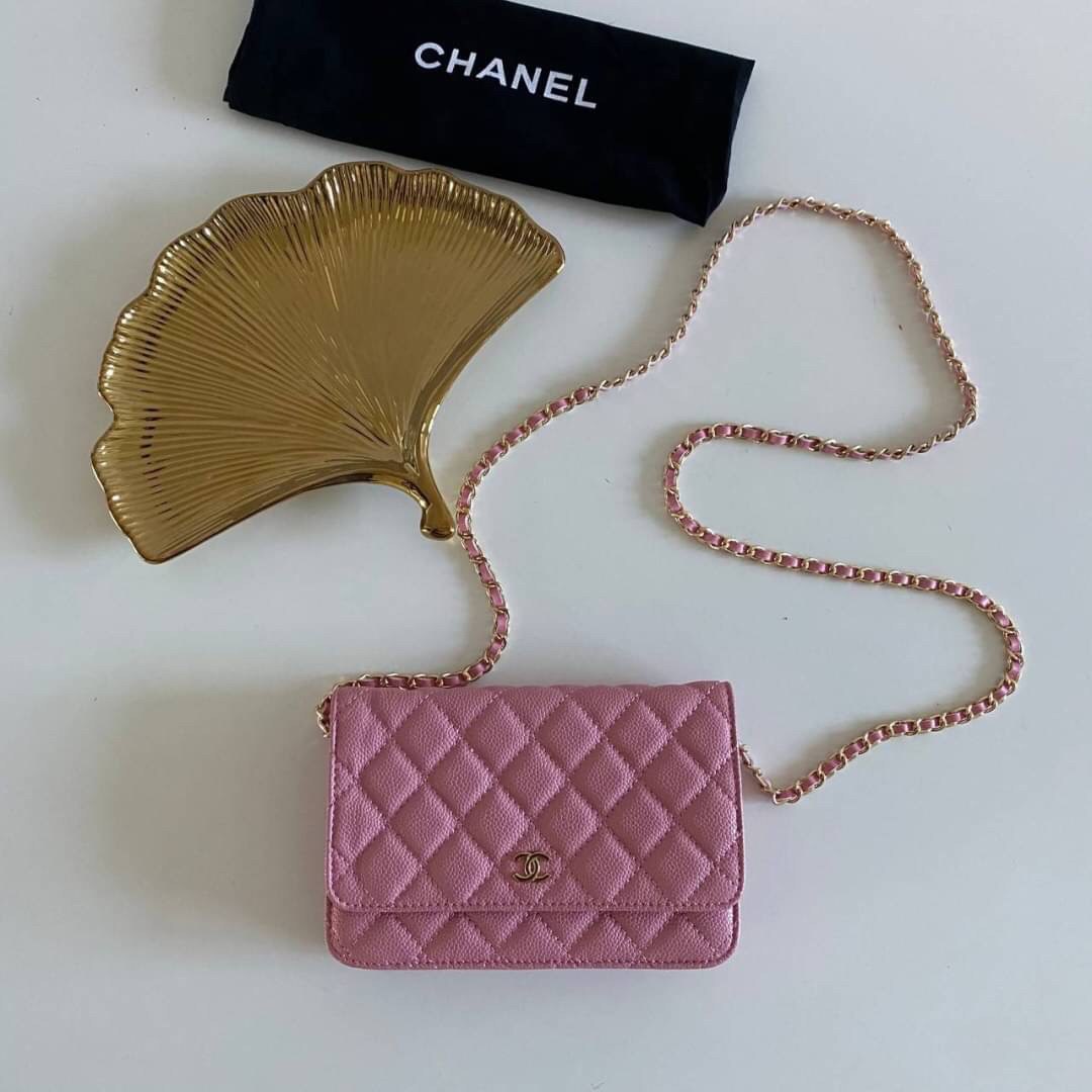 หนังแท้ VIP GIFT CHANEL CLASSIC CROSSBODY CHAIN IN PASSTEL BAG ทำไมน่ารักขนาดนี้ ^^ สีโทนพาสเทลละมุนมากค่ะ งานหายาก สายคิ้วห้ามพลาดเลยน้าาา วัสดุหนังลายคาเวียร์ อยู่ทรงคุณภาพดีตามแบบฉบับของแบรนด์ ขนาดกำลังดี น้ำหนักเบา ด้านหน้ามีโลโก้แบรนด์อะไหล่หรู มีช่อ