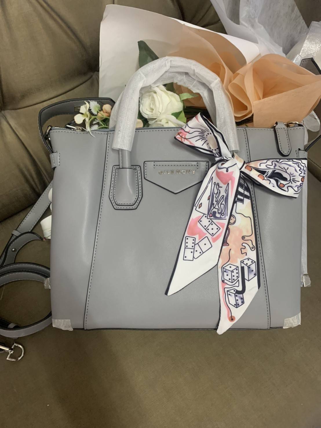 Givenchy Antigona Soft Small Leather Bag เข้ารอบใหม่ ราคาดีต่อใจ .. ไม่มีไม่ได้แล้ว! กระเป๋ารุ่น Iconic อย่าง Antigona Soft รุ่น "Classic" **มาพร้อมผ้าผูกโบว์ น่ารักมากมาย ประดับด้วยสัญลักษณ์ของแบรนด์ Givenchy ด้านหน้า **อะไหล่เงิน ไอเท็มยอดฮิตท