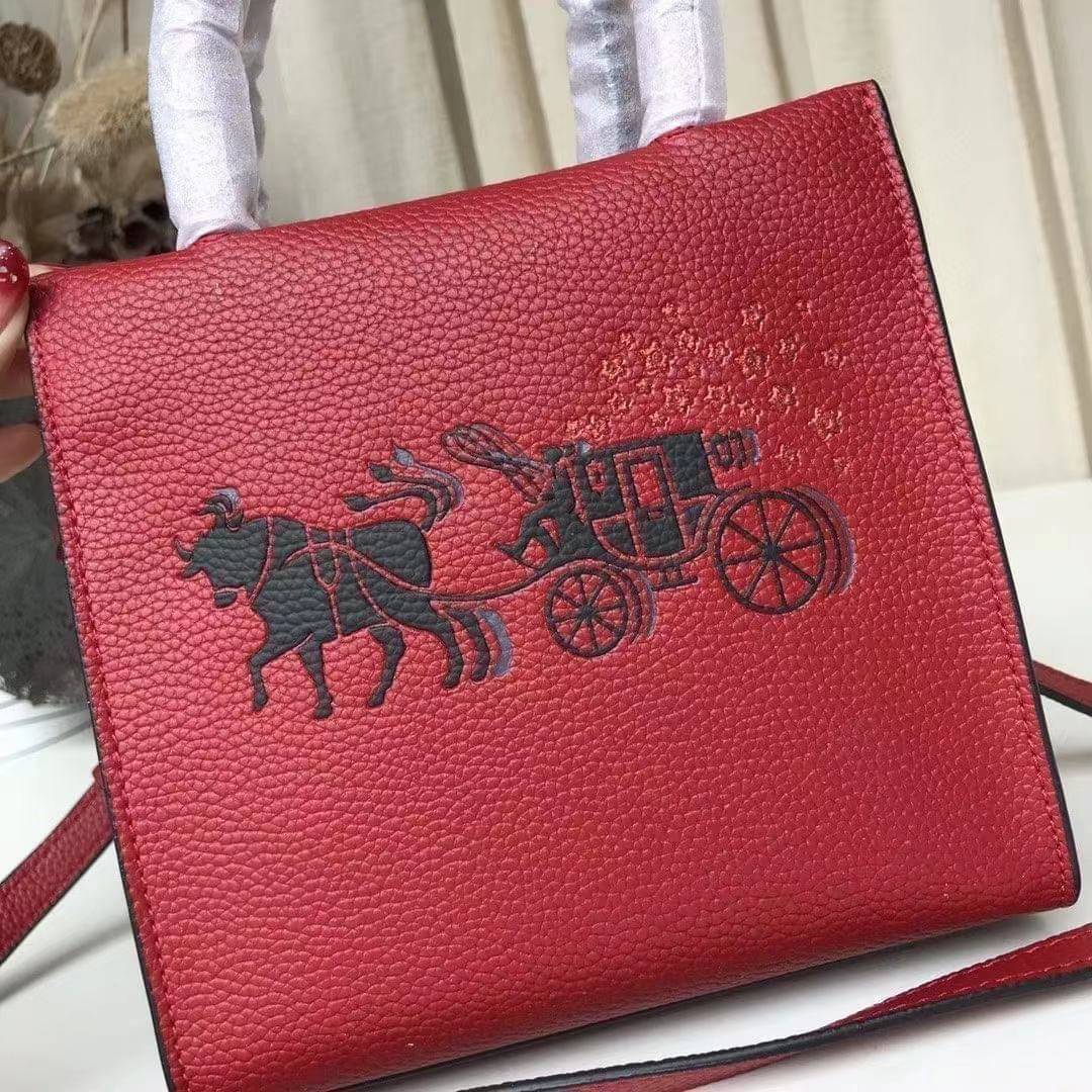 COACH MINI CALLY CROSSBODY IN SIGNATURE ((3599, 2184, 5693, 2134, 2183)) พร้อมส่งที่ไทยทันที! กระเป๋าสะพายครอสบอดี้ร์ กระเป๋าครอสบอดี้โท้ทมินิไซส์ รุ่นใหม่สุดฮอต!! ใบจริงคือน่ารักม้ากกกก!! สวยอยู่ทรง น่ารักน่าใช้ ทรงTote ปากกระเป๋าเปิดปิดแบบแม่เหล็ก ภายใน