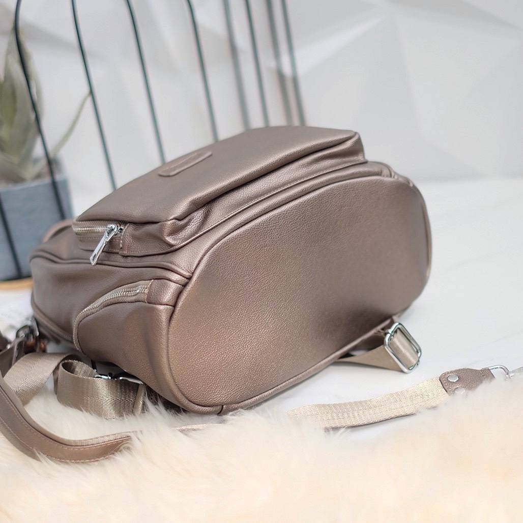 กระเป๋า ทรงน่ารัก มากๆๆๆ จากแบรนด์ KEEP รุ่น Misty backpack มาใหม่ หนัง Microfiber ผิวสัมผัสคล้ายหนังวัวแท้ เนื้อหนา นิ่มมือ พิเศษ!! เป้ใบนี้ มีสายสั้นหนังสำหรับสะพายไหล่ให้ด้วยคะ ใครชอบเป้สไตล์นี้ ห้ามพลาดเลยน๊า สวยจริง คอนเฟิร์มเลย