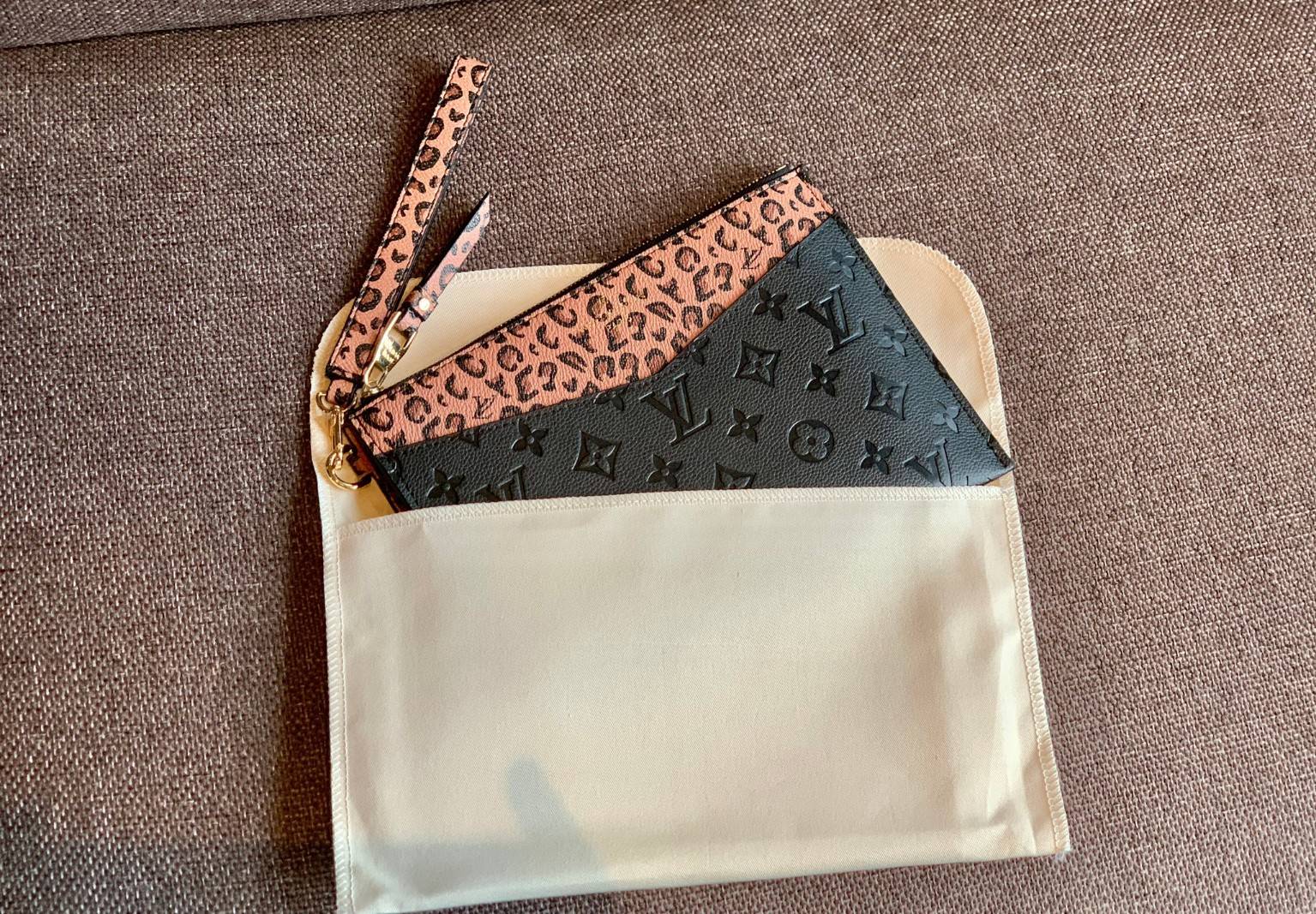 VIP 】จัดสินค้าคุณภาพมาให้สาวๆได้ใช้กันค่าา😘 Louis Vuitton Pochette Mélanie MM Monogram ใช้ขึ้นเครื่องได้เลย✈️ ✔️กระเป๋า ทรงคลัท แบบมีสายคล้องมือ ถอดออกได้หนึ่งสาย ✔️หนังแท้หนา ลายหนังพิมพ์ลายแบรนด์ได้สวยงามมากๆค่ะ