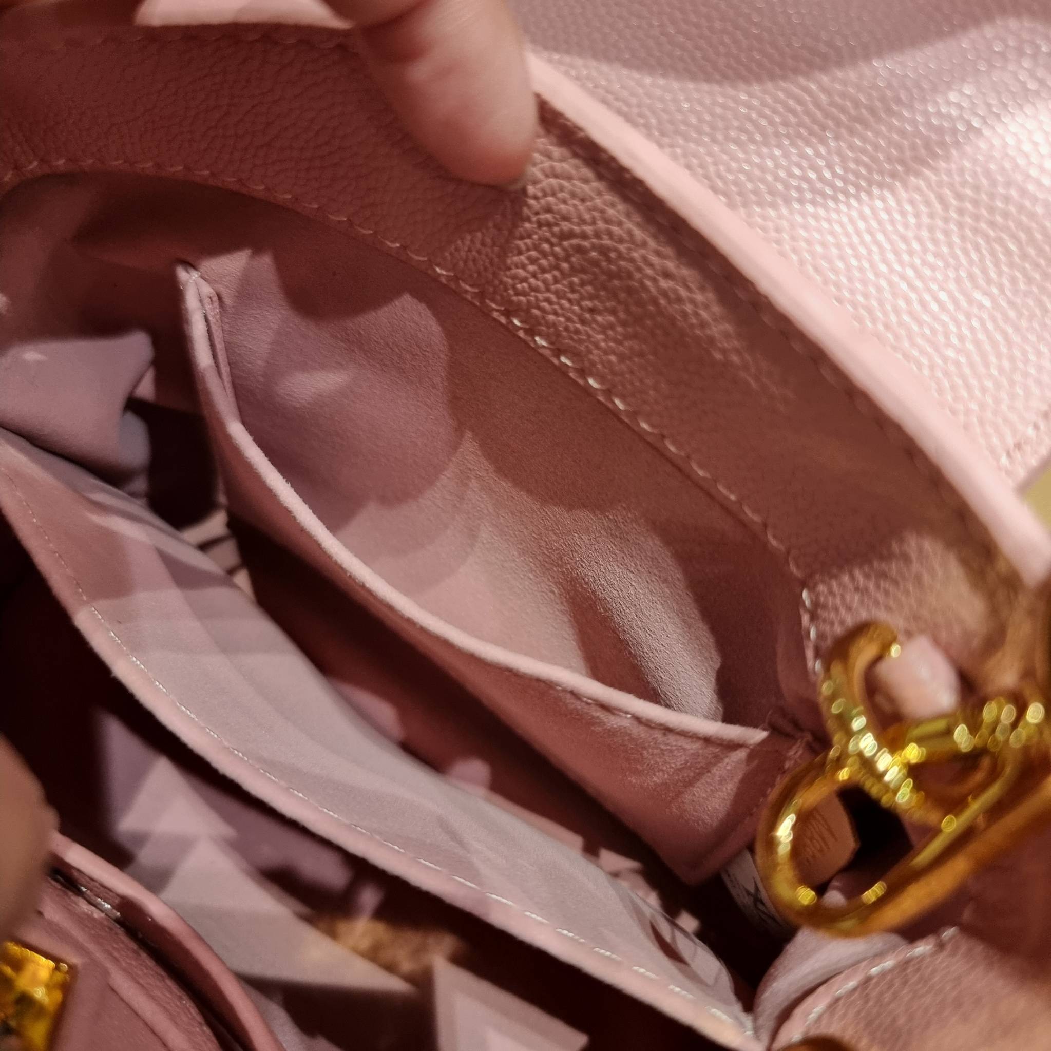 LV capucines mini top handle VIP ที่สุดของความสวยในราคาเบาๆ กระเป๋าถือสุดหรู ดีไซน์ทรงคลาสสิค ที่รอบนี้มาในไซส์มินิ ดีงามม้ากกกก!! มาพร้อมหูจับในตัว ด้วยรูปทรงวินเทจและวัสดุหนังลูกวัว ขับผิว ทำให้ไอเท็มนี้สะกดทุกสายตาจริงๆ และยังมีลูกเล่นที่ฝาปิดกระเป๋า ท