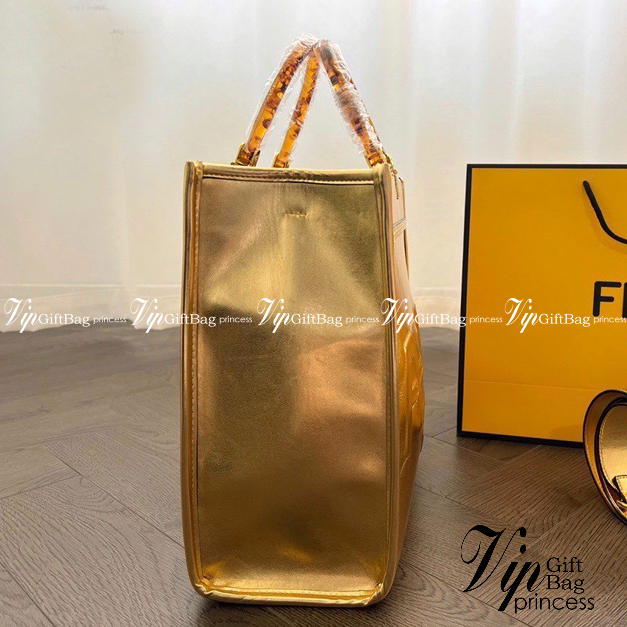 FENDI Sunshine Medium Leather Tote Metallic Gold / FENDI Shopping bag กระเป๋าสะพายทรง shopping สีทองสวยหรู ใบใหญ่ จุใจ!! ดีไซน์คลาสสิควินเทจ สวยหรู ภายในโล่งกว้างมากๆ ใส่ของจุสุดๆ
