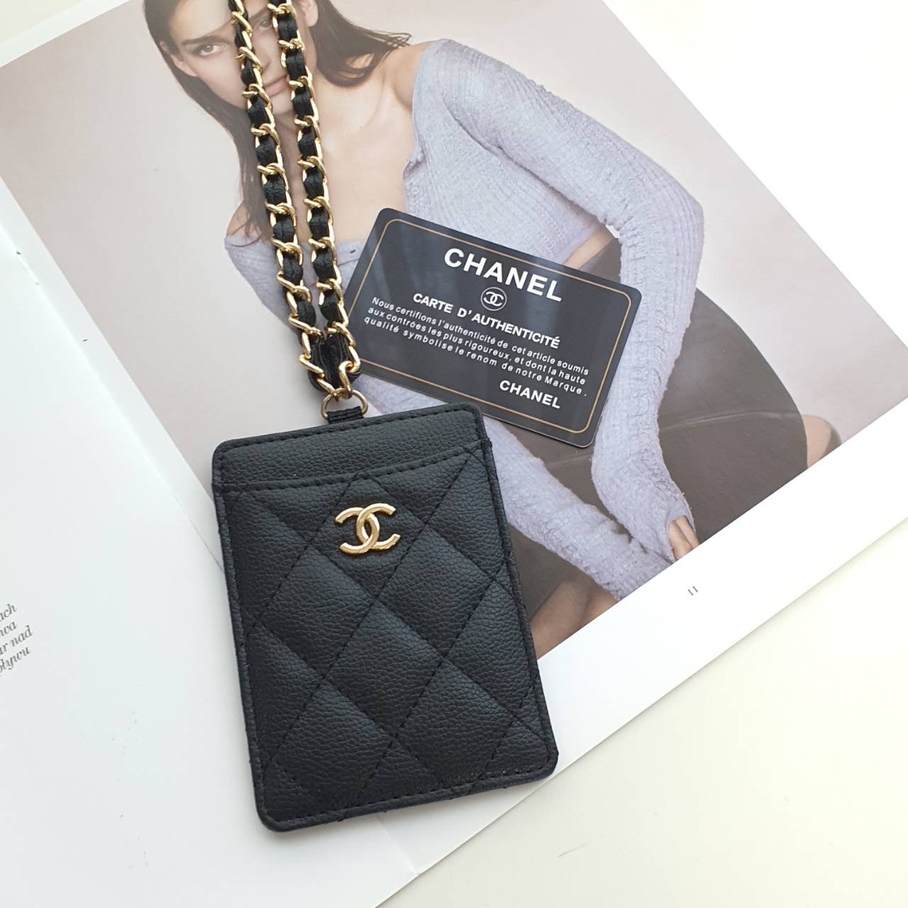 CHANEL CARD HOLDER WITH CHAIN พร้อมส่งที่ไทย สายคล้องบัตรสุดคลาสสิค จากงานพรีเมี่ยมกิ้ฟท์แบรนด์ดังอย่าง CHANEL วัสดุหนังสังเคราะห์ ลายสวยมาก ด้านหน้าประดับโลโก้ CC มีช่องใส่บัตรมากกว่า4ใบ มาพร้อมสายคล้องแบบโซ่สลับหนัง ไอเท็มสุดหรูแบบนี้ ต้องมีติดตัวไว้น้า