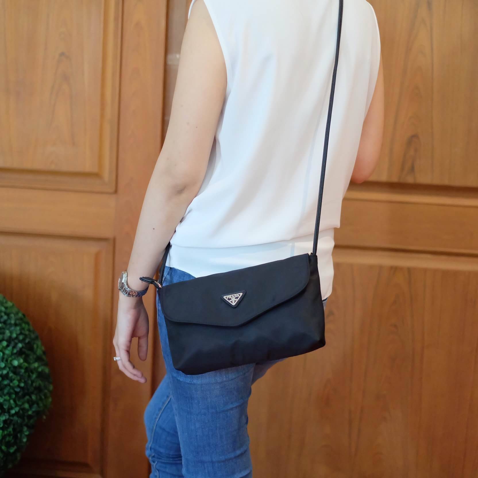 Best Seller! จากงานพรีเมี่ยมกิ้ฟ จากเคาเตอร์ต่างประเทศ จากแบรนด์ PRADA ค่า เป็น กระเป๋าผ้าไนล่อน ตามแบบฉบับของแบรนด์เลย ใบนี้มีสายยาวให้คะ เลิศมาก สะพายเป็น shoulder bag ได้เลย ขนาดกำลังดีคะ ตัวกระเป๋าเบามาก ใส่มือถือได้ทุกรุ่น ใช้แล้วสวยมากๆ อะไหล่ทองหรู