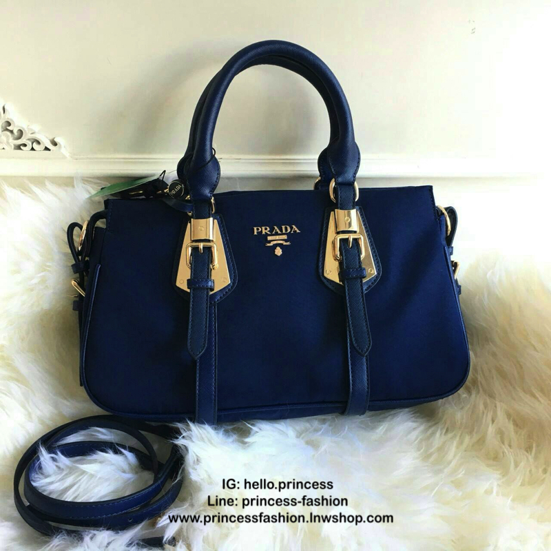 กระเป๋าสะพายทรง Handbag จากงานพรีเมี่ยมกิ้ฟ แบรนด์ PRADA ของแท้100% เป็นกระเป๋าผ้า Nylon สลับหนัง PU จุของได้เยอะ สะพายไหล่ได้ เปิดปิดด้วยซิป ถือก็สวยๆ มีสายยาวค่ะ ใช้แล้วสวยมากๆคุ้มเกินราคารับประกัน รีบช้อปก่อนหมดน้าาา Don't miss เลยค้าาา