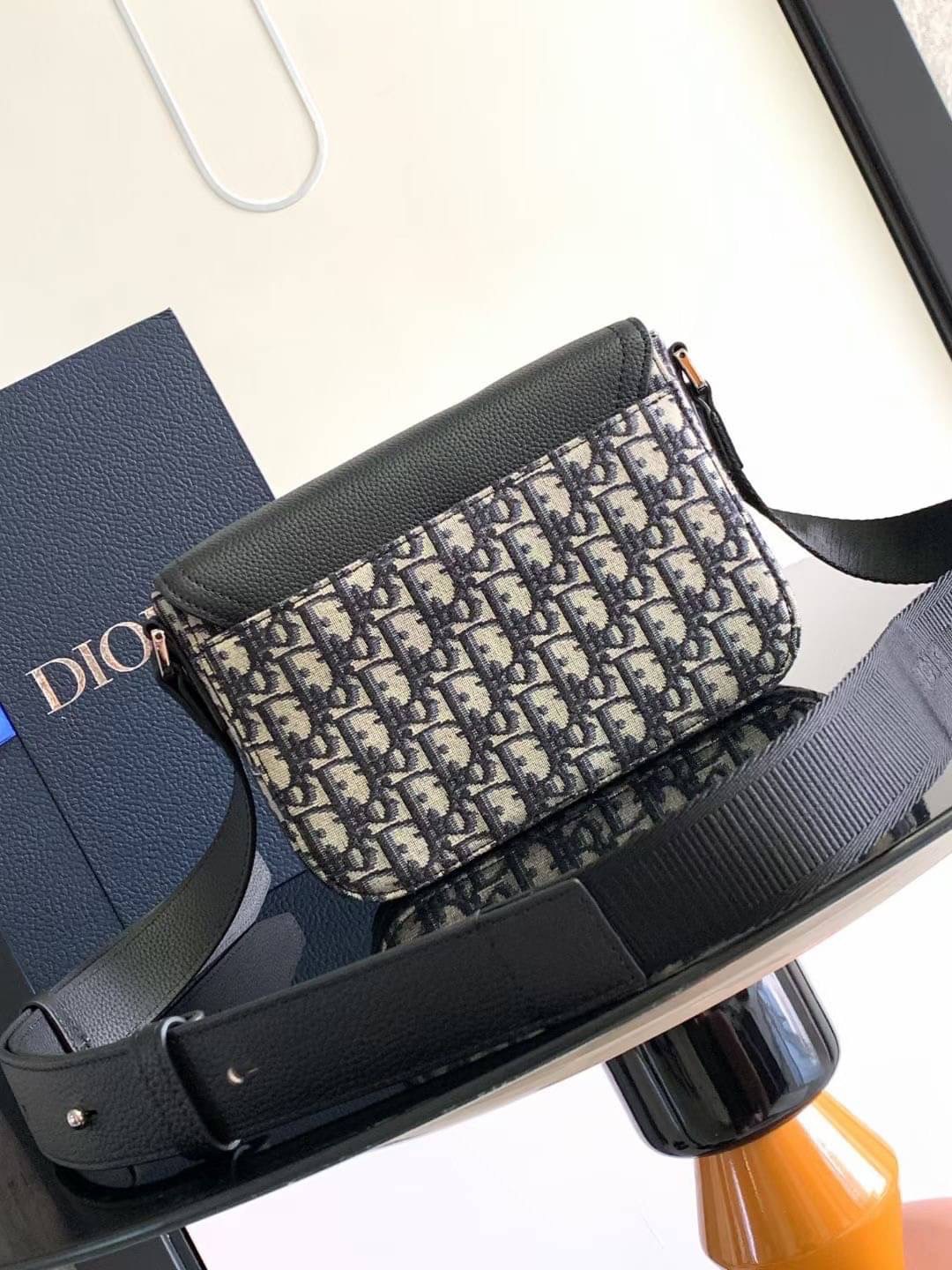 DIOR Small Saddle Messenger Bag with Flap / Khaki / Black / Oblique Jacquard with Grained Leather กระเป๋าสะพายทรงแมสเซ็นเจอร์ รุ่นยอดนิยมของท่านชาย เกรดท็อปออริ สลับแท้ 1:1