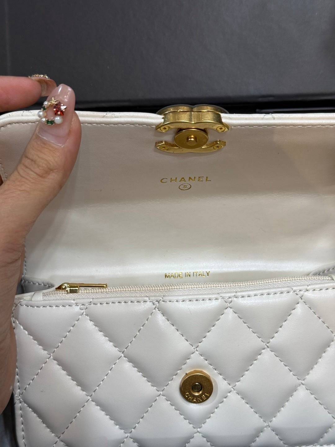 CHANEL 22 Double gold ball bag กระเป๋าสะพายสุดหรูรูปทรงคลาสสิกตลอดกาลไม่มีเอาท์ เพิ่มกิมมิกด้วยลูกบอลสีทองห้อย 2 ข้างปลายสายสะพาย เพิ่มความน่ารักโดดเด่น ดูแพง ผู้ดีคุณหนูลูกคุณมากๆ